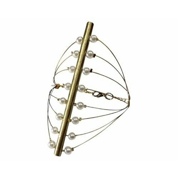 Ανακαλύψτε την τέλεια ισορροπία μεταξύ σύγχρονου σχεδιασμού και κλασικής κομψότητας με αυτό το εντυπωσιακό statement βραχιόλι με πέρλες. Σχεδιασμένο από την Ελληνίδα Σχεδιάστρια Κοσμημάτων Αικατερίνη Χαλκιαδάκη, αυτό το χειροποίητο γυναικείο βραχιόλι αποτελεί έργο τέχνης που μεταμορφώνει κάθε εμφάνιση.\u000D\u000AΗ μοναδική γεωμετρική κατασκευή από ορείχαλκο σε χρυσαφί απόχρωση δημιουργεί μια τρισδιάστατη δομή που υποστηρίζει γλυκόφωτες πέρλες σε στρατηγικές θέσεις. Το ασύμμετρο σχήμα και οι καμπυλωτές γραμμές προσδίδουν κίνηση και δυναμισμό, ενώ οι φυσικές πέρλες φέρνουν την κλασική πολυτέλεια. Το εύκολο κούμπωμα εξασφαλίζει άνετη χρήση καθ\u0027 όλη τη διάρκεια της ημέρας.\u000D\u000AΑυτό το statement βραχιόλι είναι ιδανικό για να συνδυάσετε με μονόχρωμα outfits, προσθέτοντας artistic flair στην καθημερινότητά σας ή για ιδιαίτερες εμφανίσεις που θέλουν το κάτι παραπάνω.
