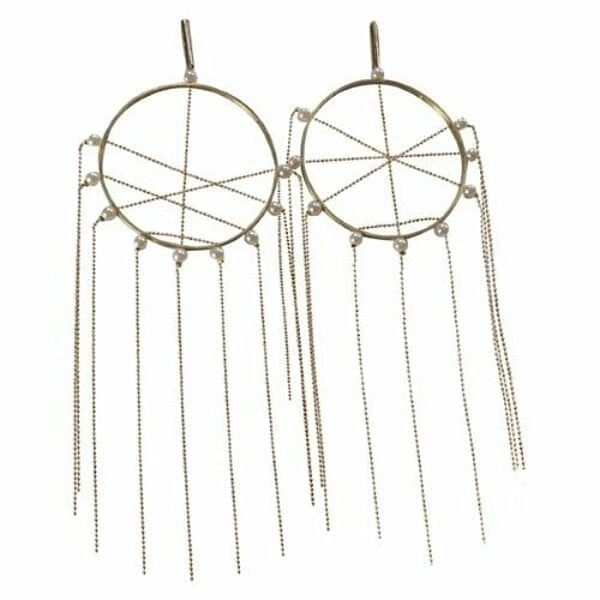 Μεγάλα εντυπωσιακά σκουλαρίκια κρεμαστά με πέρλες - 2970, Ανακαλύψτε τη μαγεία των μεγάλων εντυπωσιακών σκουλαρικιών κρεμαστών με πέρλες που θα μεταμορφώσουν κάθε σας εμφάνιση. Αυτά τα μοναδικά χειροποίητα σκουλαρίκια "Ονειροπαγίδα", σχεδιασμένα από την Ελληνίδα Σχεδιάστρια Κοσμημάτων Αικατερίνη Χαλκιαδάκη, συνδυάζουν τη σύγχρονη αισθητική με την παραδοσιακή ελληνική τεχνοτροπία.
Κατασκευασμένα από υψηλής ποιότητας ορείχαλκο με χρυσή απόχρωση, τα σκουλαρίκια διαθέτουν γεωμετρικό σχέδιο κύκλων που στολίζονται με φυσικές πέρλες. Οι κρεμαστές αλυσίδες δημιουργούν μια κομψή κίνηση που προσελκύει τα βλέμματα, ενώ το statement design τους τα καθιστά ιδανικά για ιδιαίτερες στιγμές.
Τα μακριά σκουλαρίκια συνδυάζονται τέλεια με βραδινά σύνολα, νυφικές εμφανίσεις ή boho chic looks, προσφέροντας μια πινελιά πολυτέλειας και μυστηρίου. Η εργονομική τους κατασκευή εξασφαλίζει άνεση όλη μέρα.