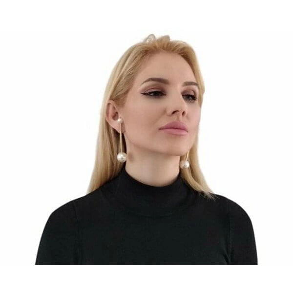 Μεγάλα εντυπωσιακά σκουλαρίκια κρεμαστά με διπλή πέρλα - 2966, Ανακαλύψτε τη μαγεία των μεγάλων εντυπωσιακών σκουλαρικιών κρεμαστών με διπλή πέρλα, ένα κόσμημα που συνδυάζει την κλασική ομορφιά με τη σύγχρονη αισθητική. Αυτά τα μοναδικά χειροποίητα σκουλαρίκια, σχεδιασμένα από την Ελληνίδα Σχεδιάστρια Κοσμημάτων Αικατερίνη Χαλκιαδάκη, αποτελούν την τέλεια επιλογή για την γυναίκα που θέλει να ξεχωρίσει.
Η γραμμική σχεδίαση με τον χρυσό ορείχαλκο δημιουργεί μια κομψή κίνηση που συμπληρώνει τη φυσική λάμψη των πέρλων. Το ένα άκρο κοσμείται με μια μικρή πέρλα που προσφέρει λεπτότητα, ενώ στο αντίθετο άκρο μια μεγαλύτερη πέρλα προσθέτει βάρος και κομψότητα. Αυτός ο συνδυασμός δημιουργεί ένα ισορροπημένο σχέδιο που κινείται απαλά με κάθε κίνηση.
Τα μακριά σκουλαρίκια αυτά είναι ιδανικά για ειδικές περιστάσεις, γάμους, επίσημα events αλλά και για να αναβαθμίσετε την καθημερινή σας εμφάνιση. Η ποιότητα του ορείχαλκου εξασφαλίζει αντοχή και διατήρηση του χρώματος.