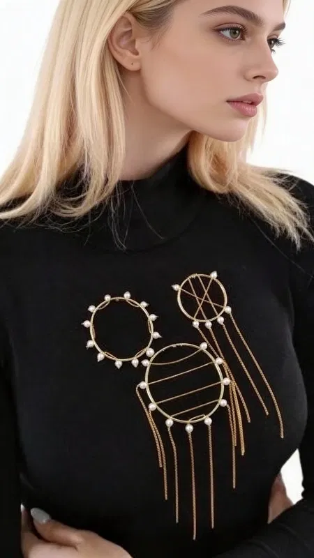 Ανανεώστε την εμφάνισή σας με αυτό το εντυπωσιακό statement σετ 3 καρφιτσών με πέρλες, ένα μοναδικό κόσμημα που συνδυάζει μοντέρνο design με κλασική κομψότητα. Σχεδιασμένο από την Ελληνίδα Σχεδιάστρια Κοσμημάτων Αικατερίνη Χαλκιαδάκη, αυτό το χειροποίητο σετ περιλαμβάνει τρεις γεωμετρικές καρφίτσες με χρυσό φινίρισμα και λευκές πέρλες.\u000AΚάθε καρφίτσα διαθέτει διαφορετικό σχεδιασμό \u002D έναν κύκλο με περιμετρικές πέρλες, έναν κύκλο με οριζόντιες γραμμές και πέρλες, και μια μικρότερη καρφίτσα με κρεμαστά στοιχεία. Η χρυσή απόχρωση και οι κομψές πέρλες δημιουργούν ένα harmonious σύνολο που προσθέτει άμεσα glamour σε οποιαδήποτε εμφάνιση. Ιδανικές για να φορεθούν μαζί σε μια μπλούζα, σακάκι ή φόρεμα, ή ξεχωριστά για πιο subtle styling.\u000AΑυτές οι χειροποίητες καρφίτσες αποτελούν τέλειο αξεσουάρ για γυναίκες που αγαπούν το μοναδικό styling και τα ποιοτικά κοσμήματα. Φυλάξτε τις σε στεγνό μέρος και καθαρίστε τες απαλά με μαλακό πανί για να διατηρήσετε τη λάμψη τους.\u000AΥλικό: Ορείχαλκος \u000AΠέτρα: Πέρλα