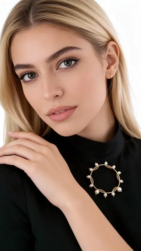 Statement σετ 3 καρφίτσες με πέρλες - 2359, Ανανεώστε την εμφάνισή σας με αυτό το εντυπωσιακό statement σετ 3 καρφιτσών με πέρλες, ένα μοναδικό κόσμημα που συνδυάζει μοντέρνο design με κλασική κομψότητα. Σχεδιασμένο από την Ελληνίδα Σχεδιάστρια Κοσμημάτων Αικατερίνη Χαλκιαδάκη, αυτό το χειροποίητο σετ περιλαμβάνει τρεις γεωμετρικές καρφίτσες με χρυσό φινίρισμα και λευκές πέρλες.
Κάθε καρφίτσα διαθέτει διαφορετικό σχεδιασμό - έναν κύκλο με περιμετρικές πέρλες, έναν κύκλο με οριζόντιες γραμμές και πέρλες, και μια μικρότερη καρφίτσα με κρεμαστά στοιχεία. Η χρυσή απόχρωση και οι κομψές πέρλες δημιουργούν ένα harmonious σύνολο που προσθέτει άμεσα glamour σε οποιαδήποτε εμφάνιση. Ιδανικές για να φορεθούν μαζί σε μια μπλούζα, σακάκι ή φόρεμα, ή ξεχωριστά για πιο subtle styling.
Αυτές οι χειροποίητες καρφίτσες αποτελούν τέλειο αξεσουάρ για γυναίκες που αγαπούν το μοναδικό styling και τα ποιοτικά κοσμήματα. Φυλάξτε τις σε στεγνό μέρος και καθαρίστε τες απαλά με μαλακό πανί για να διατηρήσετε τη λάμψη τους.
Υλικό: Ορείχαλκος 
Πέτρα: Πέρλα