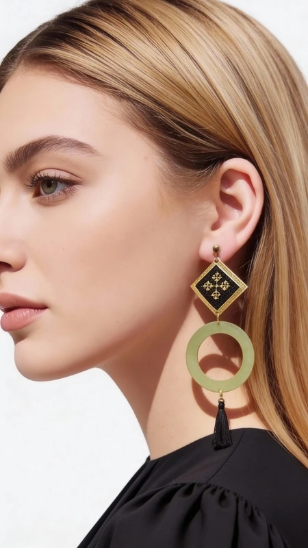 Κεντητά σκουλαρίκια statement με γεωμετρικά σχέδια από χρυσοκλωστή σε μαύρο - SKOUL-4689, Ξεχωρίστε με αυτά τα εντυπωσιακά statement σκουλαρίκια που συνδυάζουν την παραδοσιακή τέχνη του κεντήματος με σύγχρονο γεωμετρικό design. Σχεδιασμένα από την Ελληνίδα Σχεδιάστρια Κοσμημάτων Αικατερίνη Χαλκιαδάκη, αυτά τα μοναδικά χειροποίητα κοσμήματα αποτελούν την τέλεια επιλογή για γυναίκες που αναζητούν κάτι ξεχωριστό.
Τα κεντητά σκουλαρίκια διαθέτουν έναν εντυπωσιακό συνδυασμό γεωμετρικών σχημάτων - ένα τετράγωνο στοιχείο με χρυσοκλωστή και λεπτομερή κεντητά μοτίβα, που ακολουθείται από έναν κομψό κρίκο σε απαλό πράσινο χρώμα και ολοκληρώνεται με μια κομψή μαύρη φούντα. Το contrast των χρωμάτων - μαύρο, χρυσό - δημιουργεί ένα sophisticated look που ταιριάζει τόσο σε καθημερινά όσο και σε επίσημα outfits.
Η χειροποίητη κατασκευή εγγυάται την ποιότητα και τη μοναδικότητα του κάθε κομματιού, ενώ το statement design τους κάνει ιδανικά για ιδιαίτερες περιστάσεις, γάμους ή boho εμφανίσεις.
Φροντίστε τα σκουλαρίκια σας αποθηκεύοντάς τα σε στεγνό μέρος και αποφεύγοντας την επαφή με νερό για μεγαλύτερη διάρκεια ζωής.
Υλικό: Ορείχαλκος, Ύφασμα