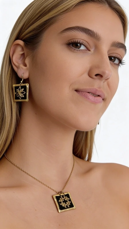 Κεντητά σκουλαρίκια statement με γεωμετρικά σχέδια από χρυσοκλωστή σε μαύρο - SKOUL-4691, Τα κεντητά statement σκουλαρίκια με χρυσοκλωστή σε μαύρο φόντο αποτελούν μια εντυπωσιακή επιλογή που συνδυάζει την παραδοσιακή ελληνική τέχνη του κεντήματος με μοντέρνο design. Σχεδιασμένα από την Ελληνίδα Σχεδιάστρια Κοσμημάτων Αικατερίνη Χαλκιαδάκη, αυτά τα χειροποίητα σκουλαρίκια διακρίνονται για την εξαιρετική ποιότητα και τη μοναδική αισθητική τους.
Τα γεωμετρικά σχέδια με χρυσή κλωστή δημιουργούν έναν εντυπωσιακό οπτικό αντίλογο πάνω στο μαύρο υπόστρωμα, προσφέροντας κομψότητα και στιλ. Η τετράγωνη φόρμα και το κρεμαστό design τα καθιστούν ιδανικά για ειδικές περιστάσεις όπως γάμος - βάπτιση, ή για να προσθέσετε έναν εντυπωσιακό τόνο στην καθημερινή σας εμφάνιση.
Αυτά τα μοντέρνα κεντητά σκουλαρίκια είναι κατάλληλα για γυναίκες που αγαπούν τα statement κοσμήματα και επιζητούν κάτι ιδιαίτερο και πρωτότυπο. Η τέχνη του χειροποίητου κεντήματος δίνει σε κάθε κομμάτι μοναδικότητα και αυθεντικότητα. Φροντίστε να τα φυλάσσετε σε στεγνό μέρος και να τα καθαρίζετε απαλά με μαλακό πανί για να διατηρήσετε την ομορφιά τους.
Υλικό: Ορείχαλκος, Ύφασμα