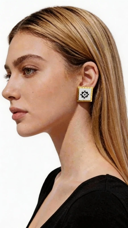 Κεντητά σκουλαρίκια statement με γεωμετρικά σχέδια από χρυσοκλωστή σε άσπρο - SKOUL-4716 | Candiashop Boutique, Τα κεντητά σκουλαρίκια statement με γεωμετρικά σχέδια από χρυσοκλωστή σε άσπρο αποτελούν την τέλεια επιλογή για τη γυναίκα που αναζητά εντυπωσιακά και μοντέρνα κοσμήματα. Σχεδιασμένα από την Ελληνίδα Σχεδιάστρια Κοσμημάτων Αικατερίνη Χαλκιαδάκη, συνδυάζουν την παραδοσιακή τέχνη του κεντήματος με σύγχρονη αισθητική. Κάθε σκουλαρίκι διαθέτει τετράγωνη φόρμα με εκλεπτυσμένο γεωμετρικό μοτίβο κεντημένο με χρυσοκλωστή σε λευκή βάση. Το folklore design δημιουργεί μια μοναδική αντίθεση που προσδίδει κομψότητα και χαρακτήρα σε κάθε εμφάνιση. Τα χειροποίητα σκουλαρίκια είναι ιδανικά για γάμο, ειδικές εκδηλώσεις ή ως καθημερινό statement κόσμημα. Η υψηλή ποιότητα κατασκευής και τα επιλεγμένα υλικά εγγυώνται ανθεκτικότητα και άνεση στη χρήση. Το ελαφρύ τους βάρος τα καθιστά κατάλληλα για όλη τη μέρα, ενώ το μέγεθός τους προσδίδει τη σωστή δόση glamour χωρίς υπερβολή. Υλικό: Ορείχαλκος, Ύφασμα Φροντίστε τα σκουλαρίκια σας αποφεύγοντας την επαφή με νερό και αρώματα. Φυλάσσετε τα σε στεγνό μέρος για να διατηρήσουν τη λάμψη τους.