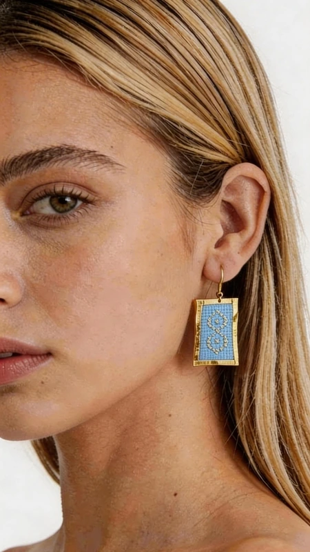 Κεντητά σκουλαρίκια statement με γεωμετρικά σχέδια από χρυσοκλωστή σε γαλάζιο - SKOUL-4707 | Candiashop Boutique, Τα statement κεντητά σκουλαρίκια σε γαλάζιο χρώμα αποτελούν την τέλεια επιλογή για γυναίκες που θέλουν να ξεχωρίσουν με στυλ και κομψότητα. Σχεδιασμένα από την Ελληνίδα Σχεδιάστρια Κοσμημάτων Αικατερίνη Χαλκιαδάκη, αυτά τα εντυπωσιακά χειροποίητα κοσμήματα συνδυάζουν τη μοντέρνα αισθητική με την παραδοσιακή τεχνική του κεντήματος. Η χρυσοκλωστή δημιουργεί γεωμετρικά σχέδια που πλαισιώνουν υπέροχα το γαλάζιο χρώμα, δίνοντας μια μοναδική λάμψη και κίνηση. Το ορθογώνιο σχήμα των σκουλαρικιών προσφέρει σύγχρονη αισθητική, ενώ η κεντητή υφή προσθέτει βάθος και χαρακτήρα. Είναι ιδανικά για ειδικές περιστάσεις, γάμους, αλλά και για να προσδώσουν εκλεπτυσμένη νότα στην καθημερινή εμφάνιση. Υλικό: Ορείχαλκος, Ύφασμα Φροντίστε να τα φυλάσσετε σε στεγνό μέρος και αποφύγετε την επαφή με υγρασία για να διατηρήσουν τη λάμψη τους. Συνδυάστε τα με απλά ρούχα για να αναδείξετε την ομορφιά τους.