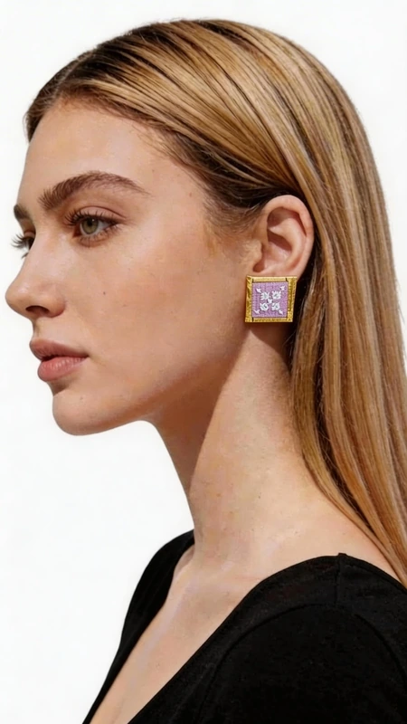 Κεντητά σκουλαρίκια statement με γεωμετρικά σχέδια από χρυσοκλωστή σε λιλά - SKOUL-4725 | Candiashop Boutique, Τα κεντητά statement σκουλαρίκια με γεωμετρικά σχέδια σε λιλά απόχρωση θα γίνουν το αγαπημένο σας αξεσουάρ για κάθε ιδιαίτερη περίσταση. Σχεδιασμένα από την Ελληνίδα Σχεδιάστρια Κοσμημάτων Αικατερίνη Χαλκιαδάκη, αυτά τα εντυπωσιακά χειροποίητα σκουλαρίκια συνδυάζουν την παραδοσιακή τέχνη του κεντήματος με σύγχρονο design. Η τετράγωνη φόρμα με τα περίτεχνα γεωμετρικά μοτίβα δημιουργεί ένα μοναδικό οπτικό αποτέλεσμα, ενώ η χρυσοκλωστή προσδίδει λάμψη και κομψότητα. Το ρομαντικό λιλά χρώμα αναδεικνύει την θηλυκότητα και προσφέρει ευελιξία στον συνδυασμό με διάφορα outfits. Αυτά τα μοντέρνα κεντητά σκουλαρίκια είναι ιδανικά για γάμους, βραδινές εξόδους αλλά και για να αναβαθμίσετε την καθημερινή σας εμφάνιση. Η χειροποίητη κατασκευή εγγυάται τη μοναδικότητα και την ποιότητα κάθε κομματιού. Υλικό: Ορείχαλκος, Ύφασμα **Φροντίδα:** Φυλάσσετε τα σκουλαρίκια σε στεγνό μέρος και αποφεύγετε την επαφή με νερό και καλλυντικά για να διατηρήσετε τη λάμψη της χρυσοκλωστής.