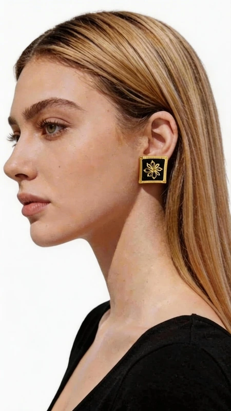 Κεντητά σκουλαρίκια statement με γεωμετρικά σχέδια από χρυσοκλωστή σε μαύρο - SKOUL-4723 | Candiashop Boutique, Τα εντυπωσιακά statement σκουλαρίκια με κεντητά γεωμετρικά σχέδια σε μαύρο φόντο θα γίνουν το επίκεντρο κάθε σας εμφάνισης. Αυτά τα μοναδικά χειροποίητα σκουλαρίκια, σχεδιασμένα από την Ελληνίδα Σχεδιάστρια Κοσμημάτων Αικατερίνη Χαλκιαδάκη, συνδυάζουν την παραδοσιακή τεχνική του κεντήματος με χρυσοκλωστή και τη σύγχρονη αισθητική. Κάθε σκουλαρίκι φέρει περίτεχνα κεντητά γεωμετρικά μοτίβα που ξεχωρίζουν πάνω στο βαθύ μαύρο φόντο, δημιουργώντας μια εκπληκτική αντίθεση που τραβάει όλα τα βλέμματα. Η χρυσοκλωστή προσθέτει μια πολυτελή λάμψη, ενώ ο τετράγωνος σχεδιασμός τους τα καθιστά ιδανικά για μοντέρνες γυναίκες που αγαπούν να ξεχωρίζουν. Αυτά τα εντυπωσιακά κρεμαστά σκουλαρίκια είναι τέλεια για ειδικές περιστάσεις, γάμους ή βραδινές εξόδους, αλλά μπορούν εξίσου εύκολα να αναβαθμίσουν και ένα καθημερινό ντύσιμο. Η ελληνική χειροτεχνία τους εγγυάται την ποιότητα και τη μοναδικότητά τους. Υλικό: Ορείχαλκος, Ύφασμα Φροντίστε τα απαλά με μαλακό πανί και αποφύγετε την επαφή με νερό και αρώματα για να διατηρήσουν τη λάμψη τους.