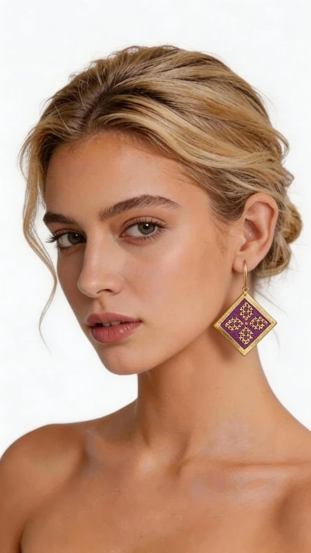 Κεντητά σκουλαρίκια statement με γεωμετρικά σχέδια από χρυσοκλωστή σε μπορντό - SKOUL-4702 | Candiashop Boutique, Τα κεντητά statement σκουλαρίκια με χρυσοκλωστή σε έντονο μπορντό χρώμα αποτελούν την τέλεια επιλογή για γυναίκες που αγαπούν τα εντυπωσιακά κοσμήματα. Σχεδιασμένα από την Ελληνίδα Σχεδιάστρια Κοσμημάτων Αικατερίνη Χαλκιαδάκη, αυτά τα χειροποίητα σκουλαρίκια συνδυάζουν παραδοσιακή τεχνική κεντήματος με σύγχρονο γεωμετρικό design. Η τετραγωνική τους φόρμα με τα περίτεχνα γεωμετρικά μοτίβα δημιουργεί ένα boho-chic στυλ που ολοκληρώνει τόσο καθημερινά όσο και επίσημα look. Τα κρεμαστά σκουλαρίκια είναι κατασκευασμένα με υψηλής ποιότητας χρυσή κλωστή που δημιουργεί λαμπερές αντανακλάσεις, ενώ το βαθύ μπορντό χρώμα προσθέτει elegance και θηλυκότητα. Το κάθε σκουλαρίκι είναι χειροκέντητο με απόλυτη ακρίβεια, αποτελώντας ένα πραγματικό έργο τέχνης που φοριέται. Τα statement εξαρτήματα είναι ιδανικά για γάμους, βραδινές εξόδους ή όταν θέλετε να προσθέσετε έναν εντυπωσιακό τόνο στο σύνολό σας. Υλικό: Ορείχαλκος, Ύφασμα Φροντίστε τα προσεκτικά, αποθηκεύοντάς τα σε στεγνό χώρο μακριά από υγρασία. Καθαρίστε απαλά με μαλακό πανί όταν χρειάζεται.