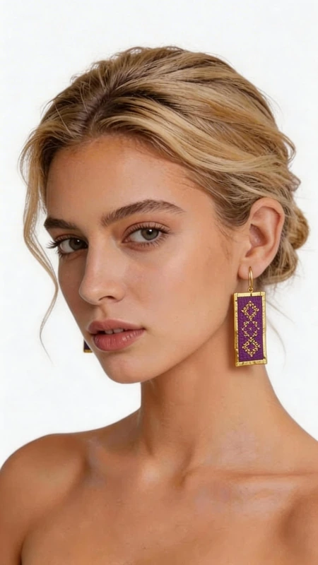 Κεντητά σκουλαρίκια statement με γεωμετρικά σχέδια από χρυσοκλωστή σε μπορντό - SKOUL-4703 | Candiashop Boutique, Τα statement κεντητά σκουλαρίκια με γεωμετρικά σχέδια από χρυσοκλωστή σε εντυπωσιακό μπορντό χρώμα είναι το τέλειο αξεσουάρ για κάθε γυναίκα που θέλει να ξεχωρίσει. Σχεδιασμένα από την Ελληνίδα Σχεδιάστρια Κοσμημάτων Αικατερίνη Χαλκιαδάκη, αυτά τα χειροποίητα σκουλαρίκια συνδυάζουν την παραδοσιακή τέχνη του κεντήματος με μοντέρνο design. Η πολυτελής χρυσοκλωστή δημιουργεί εκλεπτυσμένα γεωμετρικά μοτίβα που αναδεικνύουν τη μαεστρία της ελληνικής χειροτεχνίας. Το βαθύ μπορντό χρώμα προσφέρει κομψότητα και στυλ, ενώ το ορθογώνιο σχήμα των σκουλαρικιών τους κάνει ιδανικούς για επίσημες εκδηλώσεις, γάμους ή βραδινές εξόδους. Αυτά τα εντυπωσιακά κρεμαστά σκουλαρίκια είναι κατάλληλα για γυναίκες που αγαπούν τα πρωτότυπα χειροποίητα κοσμήματα με ιδιαίτερη αισθητική. Συνδυάζονται τέλεια με μονόχρωμα outfits και δίνουν μια boho πινελιά στο look σας. Υλικό: Ορείχαλκος, Ύφασμα Για τη διατήρηση της ομορφιάς τους, φυλάσσετε τα σκουλαρίκια σε στεγνό μέρος και αποφεύγετε την επαφή με νερό και χημικά προϊόντα.