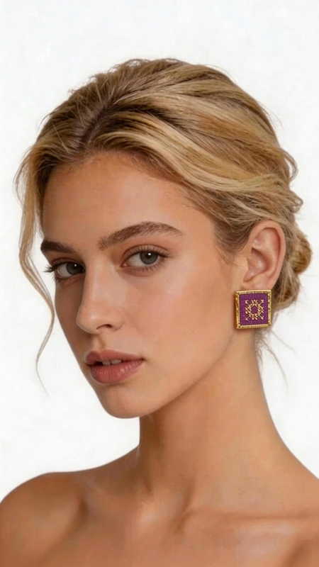 Τα statement σκουλαρίκια κεντητά με χρυσοκλωστή σε εντυπωσιακό μπορντό χρώμα αποτελούν την ιδανική επιλογή για γυναίκες που αναζητούν μοναδικό στυλ και κομψότητα. Αυτά τα χειροποίητα σκουλαρίκια, σχεδιασμένα από την Ελληνίδα Σχεδιάστρια Κοσμημάτων Αικατερίνη Χαλκιαδάκη, διακρίνονται για τα εντυπωσιακά γεωμετρικά σχέδια και την υψηλή ποιότητα κατασκευής. Η τετράγωνη φόρμα με τα χρυσά περιγράμματα και την πλούσια κεντητή επιφάνεια δημιουργεί έναν μοναδικό συνδυασμό παραδοσιακής τεχνικής και μοντέρνου design. Το βαθύ μπορντό χρώμα προσφέρει πολυτέλεια και κομψότητα, ενώ οι χρυσές λεπτομέρειες προσδίδουν λάμψη και φινέτσα. Αυτά τα εντυπωσιακά σκουλαρίκια είναι ιδανικά για ειδικές στιγμές όπως γάμους, εκδηλώσεις ή βραδινές εξόδους, αλλά μπορούν επίσης να αναβαθμίσουν και το καθημερινό σας look. Η ελληνική χειροτεχνία και η προσοχή στη λεπτομέρεια τα καθιστούν μοναδικά κομμάτια που θα ξεχωρίζουν από τη συλλογή σας. Υλικό: Ορείχαλκος, Ύφασμα Φροντίστε τα με προσοχή, αποφεύγοντας την επαφή με νερό και αρώματα για να διατηρήσουν την αίγλη τους.