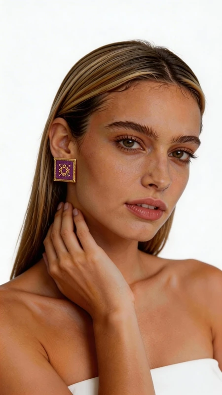 Κεντητά σκουλαρίκια statement με γεωμετρικά σχέδια από χρυσοκλωστή σε μπορντό - SKOUL-4718 | Candiashop Boutique, Τα statement σκουλαρίκια κεντητά με χρυσοκλωστή σε εντυπωσιακό μπορντό χρώμα αποτελούν την ιδανική επιλογή για γυναίκες που αναζητούν μοναδικό στυλ και κομψότητα. Αυτά τα χειροποίητα σκουλαρίκια, σχεδιασμένα από την Ελληνίδα Σχεδιάστρια Κοσμημάτων Αικατερίνη Χαλκιαδάκη, διακρίνονται για τα εντυπωσιακά γεωμετρικά σχέδια και την υψηλή ποιότητα κατασκευής. Η τετράγωνη φόρμα με τα χρυσά περιγράμματα και την πλούσια κεντητή επιφάνεια δημιουργεί έναν μοναδικό συνδυασμό παραδοσιακής τεχνικής και μοντέρνου design. Το βαθύ μπορντό χρώμα προσφέρει πολυτέλεια και κομψότητα, ενώ οι χρυσές λεπτομέρειες προσδίδουν λάμψη και φινέτσα. Αυτά τα εντυπωσιακά σκουλαρίκια είναι ιδανικά για ειδικές στιγμές όπως γάμους, εκδηλώσεις ή βραδινές εξόδους, αλλά μπορούν επίσης να αναβαθμίσουν και το καθημερινό σας look. Η ελληνική χειροτεχνία και η προσοχή στη λεπτομέρεια τα καθιστούν μοναδικά κομμάτια που θα ξεχωρίζουν από τη συλλογή σας. Υλικό: Ορείχαλκος, Ύφασμα Φροντίστε τα με προσοχή, αποφεύγοντας την επαφή με νερό και αρώματα για να διατηρήσουν την αίγλη τους.