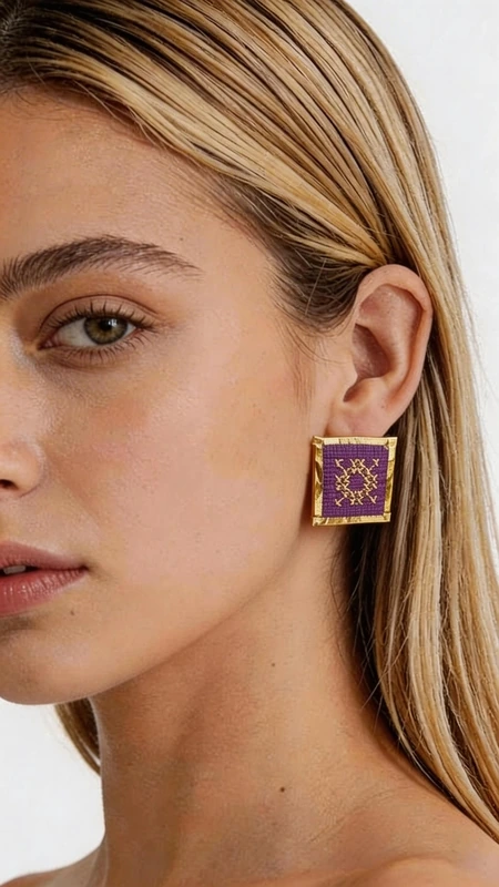 Κεντητά σκουλαρίκια statement με γεωμετρικά σχέδια από χρυσοκλωστή σε μπορντό - SKOUL-4718 | Candiashop Boutique, Τα statement σκουλαρίκια κεντητά με χρυσοκλωστή σε εντυπωσιακό μπορντό χρώμα αποτελούν την ιδανική επιλογή για γυναίκες που αναζητούν μοναδικό στυλ και κομψότητα. Αυτά τα χειροποίητα σκουλαρίκια, σχεδιασμένα από την Ελληνίδα Σχεδιάστρια Κοσμημάτων Αικατερίνη Χαλκιαδάκη, διακρίνονται για τα εντυπωσιακά γεωμετρικά σχέδια και την υψηλή ποιότητα κατασκευής. Η τετράγωνη φόρμα με τα χρυσά περιγράμματα και την πλούσια κεντητή επιφάνεια δημιουργεί έναν μοναδικό συνδυασμό παραδοσιακής τεχνικής και μοντέρνου design. Το βαθύ μπορντό χρώμα προσφέρει πολυτέλεια και κομψότητα, ενώ οι χρυσές λεπτομέρειες προσδίδουν λάμψη και φινέτσα. Αυτά τα εντυπωσιακά σκουλαρίκια είναι ιδανικά για ειδικές στιγμές όπως γάμους, εκδηλώσεις ή βραδινές εξόδους, αλλά μπορούν επίσης να αναβαθμίσουν και το καθημερινό σας look. Η ελληνική χειροτεχνία και η προσοχή στη λεπτομέρεια τα καθιστούν μοναδικά κομμάτια που θα ξεχωρίζουν από τη συλλογή σας. Υλικό: Ορείχαλκος, Ύφασμα Φροντίστε τα με προσοχή, αποφεύγοντας την επαφή με νερό και αρώματα για να διατηρήσουν την αίγλη τους.