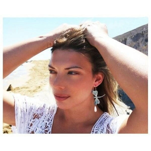 Κρεμαστά σκουλαρίκια λιβελούλες με πέρλες χειροποίητα - 3006, Ανακαλύψτε τη μαγεία της φύσης με αυτά τα εντυπωσιακά κρεμαστά σκουλαρίκια λιβελούλες, σχεδιασμένα από την Ελληνίδα Σχεδιάστρια Κοσμημάτων Αικατερίνη Χαλκιαδάκη. Τα μοναδικά αυτά χειροποίητα κοσμήματα συνδυάζουν την κομψότητα των φυσικών μαργαριταριών με τη βοημιακή αισθητική του οξειδωμένου ορείχαλκου.
Κάθε λιβελούλα έχει δημιουργηθεί με απόλυτη προσοχή στη λεπτομέρεια, παρουσιάζοντας υπέροχες αποχρώσεις πράσινου που δημιουργούν μια vintage patina επίδραση. Οι φυσικές πέρλες που κρέμονται κομψά στο κάτω μέρος προσδίδουν μια αίσθηση luxury και θηλυκότητας, ενώ ο χειροποίητος χαρακτήρας κάνει κάθε ζευγάρι μοναδικό.
Αυτά τα statement σκουλαρίκια είναι ιδανικά για ιδιαίτερες περιστάσεις, boho chic εμφανίσεις ή ως το τέλειο νυφικό αξεσουάρ για μια εναλλακτική νύφη που αγαπά την πρωτοτυπία.