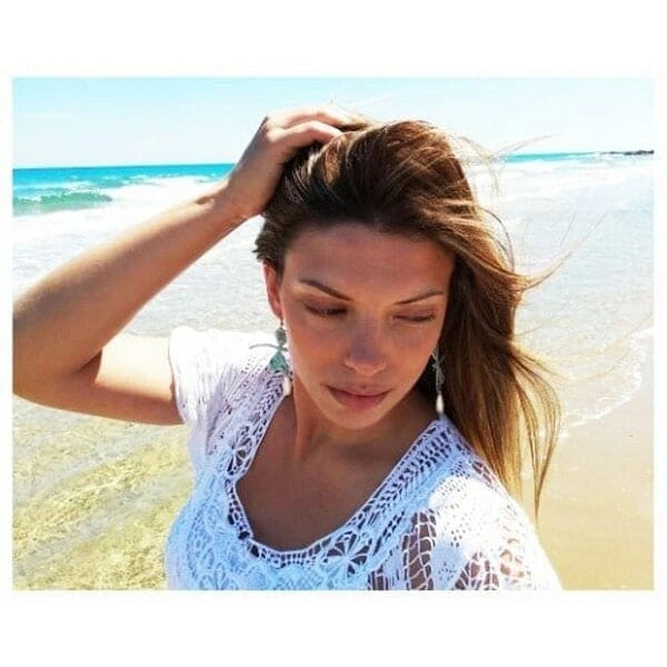 Κρεμαστά σκουλαρίκια λιβελούλες με πέρλες χειροποίητα - 3006, Ανακαλύψτε τη μαγεία της φύσης με αυτά τα εντυπωσιακά κρεμαστά σκουλαρίκια λιβελούλες, σχεδιασμένα από την Ελληνίδα Σχεδιάστρια Κοσμημάτων Αικατερίνη Χαλκιαδάκη. Τα μοναδικά αυτά χειροποίητα κοσμήματα συνδυάζουν την κομψότητα των φυσικών μαργαριταριών με τη βοημιακή αισθητική του οξειδωμένου ορείχαλκου.
Κάθε λιβελούλα έχει δημιουργηθεί με απόλυτη προσοχή στη λεπτομέρεια, παρουσιάζοντας υπέροχες αποχρώσεις πράσινου που δημιουργούν μια vintage patina επίδραση. Οι φυσικές πέρλες που κρέμονται κομψά στο κάτω μέρος προσδίδουν μια αίσθηση luxury και θηλυκότητας, ενώ ο χειροποίητος χαρακτήρας κάνει κάθε ζευγάρι μοναδικό.
Αυτά τα statement σκουλαρίκια είναι ιδανικά για ιδιαίτερες περιστάσεις, boho chic εμφανίσεις ή ως το τέλειο νυφικό αξεσουάρ για μια εναλλακτική νύφη που αγαπά την πρωτοτυπία.