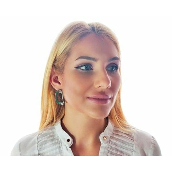 Σκουλαρίκια καρφωτά με μαργαριτάρια - 3726, Ανακαλύψτε τη μοναδική ομορφιά αυτών των καρφωτών σκουλαρικιών με μαργαριτάρια που συνδυάζουν τη φινέτσα με τη μοντέρνα αισθητική. Σχεδιασμένα από την Ελληνίδα Σχεδιάστρια Κοσμημάτων Αικατερίνη Χαλκιαδάκη, τα εντυπωσιακά σκουλαρίκια αυτά παρουσιάζουν έναν πρωτότυπο οβάλ σχεδιασμό με χαλκό και πράσινη πατίνα που δημιουργεί μια vintage αισθητική.
Κάθε σκουλαρίκι διαθέτει μια λεπτή πέρλα στο κάτω μέρος που προσθέτει κομψότητα και θηλυκότητα στο γεωμετρικό σχήμα. Η πράσινη πατίνα του χαλκού δημιουργεί μια μοναδική υφή και χρωματική διαβάθμιση που κάνει κάθε κόσμημα μοναδικό. Τα χειροποίητα σκουλαρίκια αυτά είναι ιδανικά για γυναίκες που αγαπούν τα statement κοσμήματα με καλλιτεχνικό χαρακτήρα.