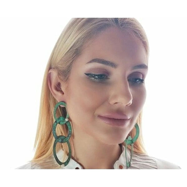 Μεγάλα εντυπωσιακά σκουλαρίκια μακριά καρφωτά με μαργαριτάρια - 3731, Ανακαλύψτε τη μαγεία των μεγάλων εντυπωσιακών σκουλαρικιών που συνδυάζουν την κομψότητα του χαλκού με την πράσινη πατίνα σε ένα μοναδικό design. Αυτά τα χειροποίητα μακριά καρφωτά σκουλαρίκια, σχεδιασμένα από την Ελληνίδα Σχεδιάστρια Κοσμημάτων Αικατερίνη Χαλκιαδάκη, δημιουργούν statement look που προσελκύει τα βλέμματα.
Το innovative design με τους αλληλένδετους κρίκους σε πράσινη πατίνα δίνει bohemian αισθητική που ταιριάζει τέλεια σε σύγχρονες γυναίκες. Κάθε κρίκος είναι χειροτεχνημένος από υψηλής ποιότητας χαλκό και διακοσμημένος με φυσικά μαργαριτάρια που προσθέτουν λάμψη και κομψότητα. Η μοναδική πράσινη πατίνα δημιουργεί vintage αίσθηση που συνδυάζεται άψογα με μοντέρνα και κλασικά outfits.
Τα κρεμαστά σκουλαρίκια αυτά είναι ιδανικά για ιδιαίτερες στιγμές, νυφικές εμφανίσεις ή everyday chic looks. Η ελληνική τεχνογνωσία φαίνεται σε κάθε λεπτομέρεια, από την τέλεια ισορροπία των κρίκων μέχρι την προσεκτική τοποθέτηση των περλών. Φυλάξτε τα σε στεγνό μέρος και καθαρίστε τα απαλά με μαλακό πανί.