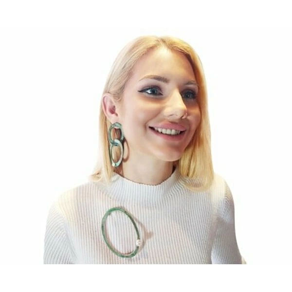 Μεγάλα εντυπωσιακά σκουλαρίκια μακριά με μαργαριτάρια και χρώμα - 3732, Αναδείξτε τη μοναδική σας προσωπικότητα με αυτά τα εντυπωσιακά μεγάλα σκουλαρίκια κρεμαστά που συνδυάζουν την κομψότητα των μαργαριταριών με τη μοντέρνα αισθητική του χαλκού. Σχεδιασμένα από την Ελληνίδα Σχεδιάστρια Κοσμημάτων Αικατερίνη Χαλκιαδάκη, αυτά τα χειροποίητα σκουλαρίκια φέρουν την υπογραφή της γνήσιας ελληνικής τέχνης κοσμηματοποιίας.
Η μοναδική πράσινη πατίνα που καλύπτει τους διπλούς κρίκους δημιουργεί ένα vintage αποτέλεσμα που συναρπάζει, ενώ οι φυσικές πέρλες προσθέτουν μια πινελιά κομψότητας και λάμψης. Κάθε κομμάτι είναι μοναδικό, καθώς η πατίνα αναπτύσσεται φυσικά στον χαλκό, δημιουργώντας ανεπανάληπτες αποχρώσεις και υφές.
Τα μακριά αυτά σκουλαρίκια είναι ιδανικά για ιδιαίτερες εμφανίσεις, γάμους, βραδινές εξόδους ή όταν θέλετε να προσθέσετε μια boho πινελιά στο καθημερινό σας στυλ. Το ιδιαίτερο σχήμα των διπλών κρίκων δημιουργεί όμορφες κινήσεις και αντανακλάσεις φωτός.