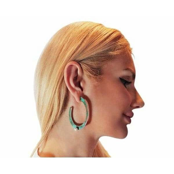 Μεγάλα σκουλαρίκια κρίκοι καρφωτά με μαργαριτάρια - 3775, Εντυπωσιακά σκουλαρίκια κρίκοι με μαργαριτάρια που συνδυάζουν τη φυσική ομορφιά του χαλκού με την κομψότητα των πέρλων. Αυτά τα μεγάλα καρφωτά σκουλαρίκια, σχεδιασμένα από την Ελληνίδα Σχεδιάστρια Κοσμημάτων Αικατερίνη Χαλκιαδάκη, διαθέτουν μοναδική πράσινη πατίνα που προσδίδει vintage χαρακτήρα και αυθεντικότητα.
Κάθε σκουλαρίκι φέρει μία λευκή πέρλα τοποθετημένη στρατηγικά στο κάτω μέρος του κρίκου, δημιουργώντας ένα τέλειο contrast με την οξειδωμένη επιφάνεια του χαλκού. Η χειροποίητη κατασκευή και η φυσική πατίνα καθιστούν κάθε ζεύγος μοναδικό, ενώ ο ανοιχτός σχεδιασμός του κρίκου προσφέρει άνεση και στυλ.
Ιδανικά για γυναίκες που αγαπούν τα statement κοσμήματα με boho στοιχεία, αυτά τα σκουλαρίκια ολοκληρώνουν τόσο casual όσο και επίσημα looks. Η κλασική φόρμα του κρίκου σε συνδυασμό με την πέρλα τα καθιστά κατάλληλα για γάμους, ειδικές περιστάσεις και καθημερινή χρήση.