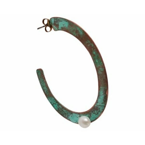 Μεγάλα σκουλαρίκια κρίκοι καρφωτά με μαργαριτάρια - 3775, Εντυπωσιακά σκουλαρίκια κρίκοι με μαργαριτάρια που συνδυάζουν τη φυσική ομορφιά του χαλκού με την κομψότητα των πέρλων. Αυτά τα μεγάλα καρφωτά σκουλαρίκια, σχεδιασμένα από την Ελληνίδα Σχεδιάστρια Κοσμημάτων Αικατερίνη Χαλκιαδάκη, διαθέτουν μοναδική πράσινη πατίνα που προσδίδει vintage χαρακτήρα και αυθεντικότητα.
Κάθε σκουλαρίκι φέρει μία λευκή πέρλα τοποθετημένη στρατηγικά στο κάτω μέρος του κρίκου, δημιουργώντας ένα τέλειο contrast με την οξειδωμένη επιφάνεια του χαλκού. Η χειροποίητη κατασκευή και η φυσική πατίνα καθιστούν κάθε ζεύγος μοναδικό, ενώ ο ανοιχτός σχεδιασμός του κρίκου προσφέρει άνεση και στυλ.
Ιδανικά για γυναίκες που αγαπούν τα statement κοσμήματα με boho στοιχεία, αυτά τα σκουλαρίκια ολοκληρώνουν τόσο casual όσο και επίσημα looks. Η κλασική φόρμα του κρίκου σε συνδυασμό με την πέρλα τα καθιστά κατάλληλα για γάμους, ειδικές περιστάσεις και καθημερινή χρήση.