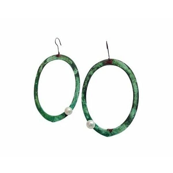 Εντυπωσιακά κρεμαστά σκουλαρίκια κρίκοι μαργαριτάρια - 3776, Εντυπωσιακά κρεμαστά σκουλαρίκια κρίκοι με μαργαριτάρια που συνδυάζουν τη φυσική ομορφιά των πέρλων με την αυθεντική ελληνική τέχνη. Σχεδιασμένα από την Ελληνίδα Σχεδιάστρια Κοσμημάτων Αικατερίνη Χαλκιαδάκη, αυτά τα μοναδικά χειροποίητα σκουλαρίκια αποτελούν την τέλεια επιλογή για τη γυναίκα που αναζητά πρωτότυπα κοσμήματα με χαρακτήρα.
Η πράσινη πατίνα που καλύπτει το χαλκό δημιουργεί μια vintage αισθητική που ταιριάζει τόσο σε καθημερινά όσο και σε επίσημα look. Οι λευκές πέρλες προσθέτουν κομψότητα και φωτεινότητα, δημιουργώντας έναν τέλειο συνδυασμό που τονίζει τη φυσική ομορφιά του προσώπου. Η ιδιαίτερη επεξεργασία του χαλκού δίνει σε κάθε κόσμημα μοναδικό χαρακτήρα.
Αυτά τα μοντέρνα κρεμαστά σκουλαρίκια είναι ιδανικά για γάμο, βραδινές εξόδους ή όταν θέλετε να προσθέσετε μια δόση bohemian κομψότητας στην καθημερινότητά σας. Φυλάξτε σε στεγνό μέρος και καθαρίστε απαλά με μαλακό πανί για να διατηρήσετε τη λάμψη των μαργαριταριών και την πατίνα του χαλκού.