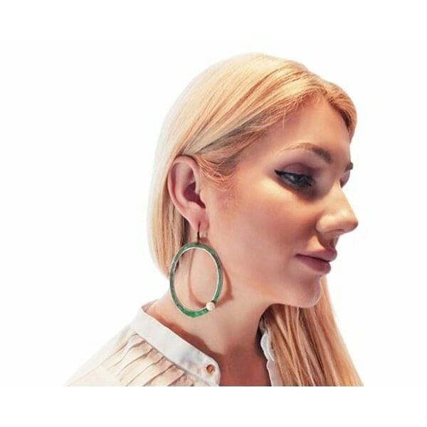 Εντυπωσιακά κρεμαστά σκουλαρίκια κρίκοι μαργαριτάρια - 3776, Εντυπωσιακά κρεμαστά σκουλαρίκια κρίκοι με μαργαριτάρια που συνδυάζουν τη φυσική ομορφιά των πέρλων με την αυθεντική ελληνική τέχνη. Σχεδιασμένα από την Ελληνίδα Σχεδιάστρια Κοσμημάτων Αικατερίνη Χαλκιαδάκη, αυτά τα μοναδικά χειροποίητα σκουλαρίκια αποτελούν την τέλεια επιλογή για τη γυναίκα που αναζητά πρωτότυπα κοσμήματα με χαρακτήρα.
Η πράσινη πατίνα που καλύπτει το χαλκό δημιουργεί μια vintage αισθητική που ταιριάζει τόσο σε καθημερινά όσο και σε επίσημα look. Οι λευκές πέρλες προσθέτουν κομψότητα και φωτεινότητα, δημιουργώντας έναν τέλειο συνδυασμό που τονίζει τη φυσική ομορφιά του προσώπου. Η ιδιαίτερη επεξεργασία του χαλκού δίνει σε κάθε κόσμημα μοναδικό χαρακτήρα.
Αυτά τα μοντέρνα κρεμαστά σκουλαρίκια είναι ιδανικά για γάμο, βραδινές εξόδους ή όταν θέλετε να προσθέσετε μια δόση bohemian κομψότητας στην καθημερινότητά σας. Φυλάξτε σε στεγνό μέρος και καθαρίστε απαλά με μαλακό πανί για να διατηρήσετε τη λάμψη των μαργαριταριών και την πατίνα του χαλκού.