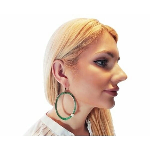 Εντυπωσιακά κρεμαστά σκουλαρίκια κρίκοι μαργαριτάρια - 3776, Εντυπωσιακά κρεμαστά σκουλαρίκια κρίκοι με μαργαριτάρια που συνδυάζουν τη φυσική ομορφιά των πέρλων με την αυθεντική ελληνική τέχνη. Σχεδιασμένα από την Ελληνίδα Σχεδιάστρια Κοσμημάτων Αικατερίνη Χαλκιαδάκη, αυτά τα μοναδικά χειροποίητα σκουλαρίκια αποτελούν την τέλεια επιλογή για τη γυναίκα που αναζητά πρωτότυπα κοσμήματα με χαρακτήρα.
Η πράσινη πατίνα που καλύπτει το χαλκό δημιουργεί μια vintage αισθητική που ταιριάζει τόσο σε καθημερινά όσο και σε επίσημα look. Οι λευκές πέρλες προσθέτουν κομψότητα και φωτεινότητα, δημιουργώντας έναν τέλειο συνδυασμό που τονίζει τη φυσική ομορφιά του προσώπου. Η ιδιαίτερη επεξεργασία του χαλκού δίνει σε κάθε κόσμημα μοναδικό χαρακτήρα.
Αυτά τα μοντέρνα κρεμαστά σκουλαρίκια είναι ιδανικά για γάμο, βραδινές εξόδους ή όταν θέλετε να προσθέσετε μια δόση bohemian κομψότητας στην καθημερινότητά σας. Φυλάξτε σε στεγνό μέρος και καθαρίστε απαλά με μαλακό πανί για να διατηρήσετε τη λάμψη των μαργαριταριών και την πατίνα του χαλκού.