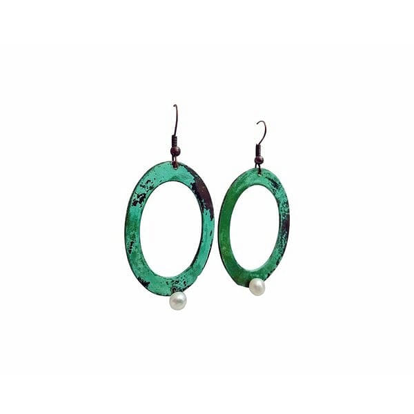 Τα εντυπωσιακά κρεμαστά σκουλαρίκια κρίκοι με μαργαριτάρια συνδυάζουν τη μοναδικότητα της ελληνικής τέχνης με τη φυσική ομορφιά των πέρλων. Κάθε κόσμημα είναι σχεδιασμένο από την Ελληνίδα Σχεδιάστρια Κοσμημάτων Αικατερίνη Χαλκιαδάκη, προσφέροντας μια σύγχρονη ματιά στα παραδοσιακά χειροποίητα κοσμήματα.\u000AΗ εξαιρετική πράσινη πατίνα στον χαλκό δημιουργεί μια vintage αίσθηση που κολακεύει κάθε τόνο δέρματος, ενώ οι φυσικές πέρλες προσθέτουν κομψότητα και θηλυκότητα. Η οβάλ φόρμα των κρίκων είναι μελετημένη ώστε να κολακεύει το πρόσωπο, δημιουργώντας μια εντυπωσιακή εμφάνιση για κάθε περίσταση.\u000AΑυτά τα μοντέρνα σκουλαρίκια είναι ιδανικά τόσο για καθημερινή χρήση όσο και για ειδικές στιγμές, προσφέροντας τη δυνατότητα να ολοκληρώσετε τo look σας με στυλ και αυθεντικότητα. Φυλάσσετε σε στεγνό μέρος και καθαρίζετε απαλά με μαλακό πανί για να διατηρήσετε τη λάμψη των πέρλων και την πατίνα του χαλκού.