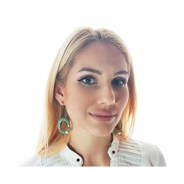 Μεγάλα σκουλαρίκια κρίκοι κρεμαστά με μαργαριτάρια - 3958 , Ανακαλύψτε τη μαγεία των μεγάλων κρεμαστών σκουλαρικιών κρίκων με μαργαριτάρια που συνδυάζουν τη vintage αισθητική με τη σύγχρονη κομψότητα. Κάθε κομμάτι είναι χειροποίητο και σχεδιασμένο από την Ελληνίδα Σχεδιάστρια Κοσμημάτων Αικατερίνη Χαλκιαδάκη, προσφέροντας μια μοναδική πρόταση στυλ.
Τα εντυπωσιακά αυτά σκουλαρίκια διακρίνονται από τους οβάλ χάλκινους κρίκους με την πανέμορφη πράσινη πατίνα που δημιουργεί έναν vintage χαρακτήρα. Κάθε κρίκος φέρει μία λευκή πέρλα που προσθέτει κομψότητα και φωτεινότητα στο σχέδιο. Η αντίθεση μεταξύ του ζεστού χαλκού και των λευκών μαργαριταριών δημιουργεί έναν εξαιρετικό συνδυασμό χρωμάτων.
Τα μακριά κρεμαστά σκουλαρίκια είναι ιδανικά για γάμους, βραδινές εξόδους ή κάθε στιγμή που θέλετε να ξεχωρίσετε. Η ελαφριά κατασκευή τους εξασφαλίζει άνετη χρήση όλη την ημέρα. Φυλάσσετε σε στεγνό μέρος και καθαρίζετε απαλά με μαλακό πανί.