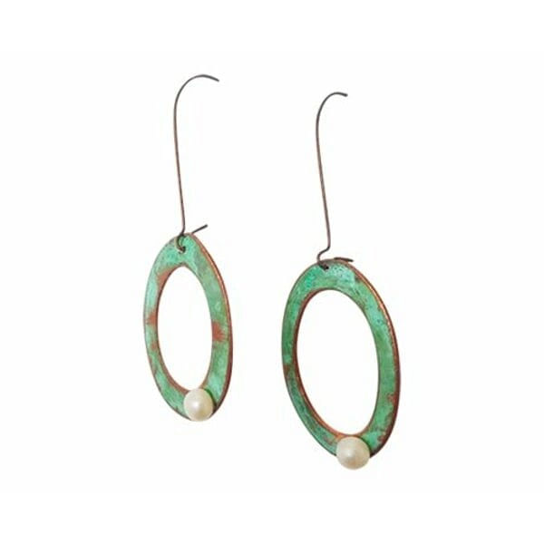 Μεγάλα σκουλαρίκια κρίκοι κρεμαστά με μαργαριτάρια - 3958 , Ανακαλύψτε τη μαγεία των μεγάλων κρεμαστών σκουλαρικιών κρίκων με μαργαριτάρια που συνδυάζουν τη vintage αισθητική με τη σύγχρονη κομψότητα. Κάθε κομμάτι είναι χειροποίητο και σχεδιασμένο από την Ελληνίδα Σχεδιάστρια Κοσμημάτων Αικατερίνη Χαλκιαδάκη, προσφέροντας μια μοναδική πρόταση στυλ.
Τα εντυπωσιακά αυτά σκουλαρίκια διακρίνονται από τους οβάλ χάλκινους κρίκους με την πανέμορφη πράσινη πατίνα που δημιουργεί έναν vintage χαρακτήρα. Κάθε κρίκος φέρει μία λευκή πέρλα που προσθέτει κομψότητα και φωτεινότητα στο σχέδιο. Η αντίθεση μεταξύ του ζεστού χαλκού και των λευκών μαργαριταριών δημιουργεί έναν εξαιρετικό συνδυασμό χρωμάτων.
Τα μακριά κρεμαστά σκουλαρίκια είναι ιδανικά για γάμους, βραδινές εξόδους ή κάθε στιγμή που θέλετε να ξεχωρίσετε. Η ελαφριά κατασκευή τους εξασφαλίζει άνετη χρήση όλη την ημέρα. Φυλάσσετε σε στεγνό μέρος και καθαρίζετε απαλά με μαλακό πανί.