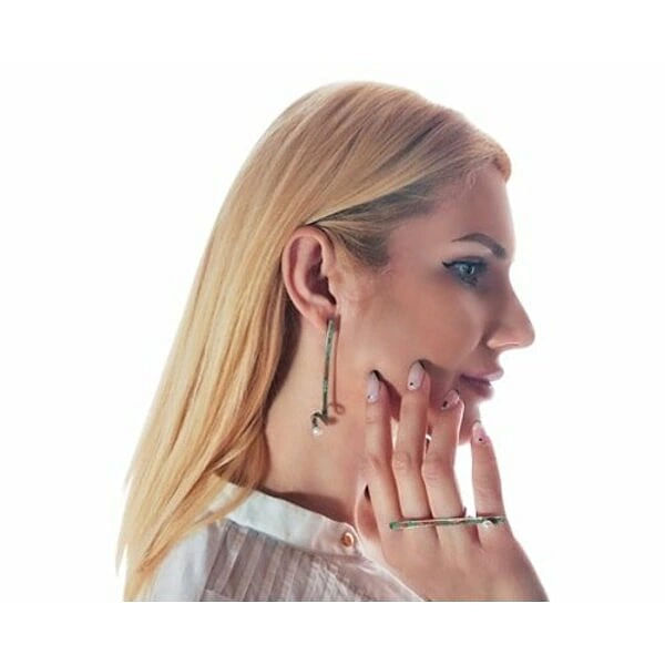 Μεγάλα εντυπωσιακά σκουλαρίκια καρφωτά με μαργαριτάρια -3962, Ξεχωρίστε με αυτά τα μεγάλα εντυπωσιακά σκουλαρίκια καρφωτά με μαργαριτάρια που συνδυάζουν την κομψότητα των πέρλων με τη μοναδική αισθητική της πράσινης πατίνας. Κάθε κόσμημα είναι σχεδιασμένο από την Ελληνίδα Σχεδιάστρια Κοσμημάτων Αικατερίνη Χαλκιαδάκη και δημιουργείται εξ ολοκλήρου στο χέρι με προσοχή στη λεπτομέρεια.
Τα χειροποίητα σκουλαρίκια διαθέτουν μακρύ γεωμετρικό σχήμα από χαλκό με φυσική πράσινη πατίνα που δημιουργεί μοναδικές χρωματικές αποχρώσεις. Κάθε σκουλαρίκι ολοκληρώνεται με μία λευκή πέρλα που προσθέτει κλασική κομψότητα και φωτεινότητα στο σχέδιο. Το καρφωτό κλείσιμο εξασφαλίζει άνετη και ασφαλή εφαρμογή για όλη την ημέρα.
Αυτά τα εντυπωσιακά μακριά σκουλαρίκια είναι ιδανικά για ιδιαίτερες περιστάσεις, γάμους ή όταν θέλετε να δώσετε μία μοντέρνα πινελιά στην εμφάνισή σας. Συνδυάζονται τέλεια με μονόχρωμα outfits και προσδίδουν μοναδικό στυλ.