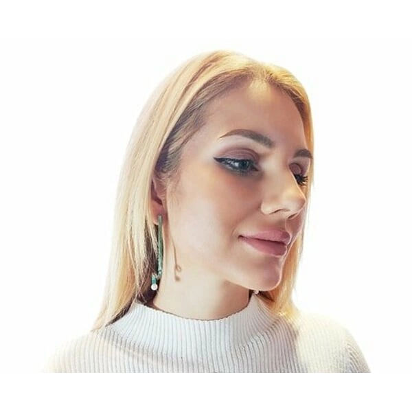 Μεγάλα εντυπωσιακά σκουλαρίκια καρφωτά με μαργαριτάρια -3962, Ξεχωρίστε με αυτά τα μεγάλα εντυπωσιακά σκουλαρίκια καρφωτά με μαργαριτάρια που συνδυάζουν την κομψότητα των πέρλων με τη μοναδική αισθητική της πράσινης πατίνας. Κάθε κόσμημα είναι σχεδιασμένο από την Ελληνίδα Σχεδιάστρια Κοσμημάτων Αικατερίνη Χαλκιαδάκη και δημιουργείται εξ ολοκλήρου στο χέρι με προσοχή στη λεπτομέρεια.
Τα χειροποίητα σκουλαρίκια διαθέτουν μακρύ γεωμετρικό σχήμα από χαλκό με φυσική πράσινη πατίνα που δημιουργεί μοναδικές χρωματικές αποχρώσεις. Κάθε σκουλαρίκι ολοκληρώνεται με μία λευκή πέρλα που προσθέτει κλασική κομψότητα και φωτεινότητα στο σχέδιο. Το καρφωτό κλείσιμο εξασφαλίζει άνετη και ασφαλή εφαρμογή για όλη την ημέρα.
Αυτά τα εντυπωσιακά μακριά σκουλαρίκια είναι ιδανικά για ιδιαίτερες περιστάσεις, γάμους ή όταν θέλετε να δώσετε μία μοντέρνα πινελιά στην εμφάνισή σας. Συνδυάζονται τέλεια με μονόχρωμα outfits και προσδίδουν μοναδικό στυλ.