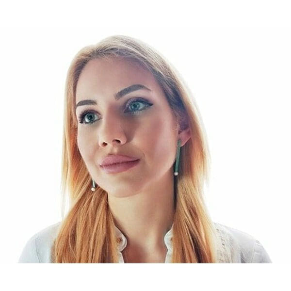 Μακριά καρφωτά σκουλαρίκια με μαργαριτάρια και χρώμα - 3966, Ανακαλύψτε τη μοναδική ομορφιά των μακριών καρφωτών σκουλαρικιών με μαργαριτάρια και πράσινη πατίνα, που συνδυάζουν τη σύγχρονη αισθητική με την παραδοσιακή χειροτεχνία. Σχεδιασμένα από την Ελληνίδα Σχεδιάστρια Κοσμημάτων Αικατερίνη Χαλκιαδάκη, αυτά τα εντυπωσιακά σκουλαρίκια αποτελούν την τέλεια επιλογή για γυναίκες που αναζητούν πρωτότυπα και κομψά κοσμήματα.
Κάθε σκουλαρίκι είναι χειροποίητο από χαλκό υψηλής ποιότητας με μοναδική πράσινη πατίνα που δημιουργεί ένα vintage αποτέλεσμα γεμάτο χαρακτήρα. Οι φυσικές πέρλες στο κάτω μέρος προσθέτουν κλασική κομψότητα και απαλότητα, δημιουργώντας έναν τέλειο συνδυασμό μοντέρνων και παραδοσιακών στοιχείων. Η μακριά γραμμική σιλουέτα επιμηκύνει τον λαιμό και προσδίδει μια καθαρή, σύγχρονη αισθητική.