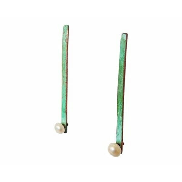 Μακριά καρφωτά σκουλαρίκια με μαργαριτάρια και χρώμα - 3966, Ανακαλύψτε τη μοναδική ομορφιά των μακριών καρφωτών σκουλαρικιών με μαργαριτάρια και πράσινη πατίνα, που συνδυάζουν τη σύγχρονη αισθητική με την παραδοσιακή χειροτεχνία. Σχεδιασμένα από την Ελληνίδα Σχεδιάστρια Κοσμημάτων Αικατερίνη Χαλκιαδάκη, αυτά τα εντυπωσιακά σκουλαρίκια αποτελούν την τέλεια επιλογή για γυναίκες που αναζητούν πρωτότυπα και κομψά κοσμήματα.
Κάθε σκουλαρίκι είναι χειροποίητο από χαλκό υψηλής ποιότητας με μοναδική πράσινη πατίνα που δημιουργεί ένα vintage αποτέλεσμα γεμάτο χαρακτήρα. Οι φυσικές πέρλες στο κάτω μέρος προσθέτουν κλασική κομψότητα και απαλότητα, δημιουργώντας έναν τέλειο συνδυασμό μοντέρνων και παραδοσιακών στοιχείων. Η μακριά γραμμική σιλουέτα επιμηκύνει τον λαιμό και προσδίδει μια καθαρή, σύγχρονη αισθητική.