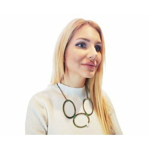 Μεγάλο γυναικείο κολιέ με μαργαριτάρι και χρώμα - 3046, Ενα εντυπωσιακό μεγάλο γυναικείο κολιέ με μαργαριτάρι που συνδυάζει τη μοναδικότητα του χειροποίητου σχεδιασμού με την κομψότητα του οξειδωμένου χαλκού. Αυτό το statement κολιέ, σχεδιασμένο από την Αικατερίνη Χαλκιαδάκη, αποτελεί τη τέλεια επιλογή για γυναίκες που αναζητούν ένα ιδιαίτερο κόσμημα που θα τραβά τα βλέμματα.
Το μακρύ κολιέ διαθέτει τρεις μεγάλους κυκλικούς κρίκους από χαλκό με πράσινο patina φινίρισμα που δημιουργεί μια vintage αισθητική. Ένα φυσικό μαργαριτάρι κοσμεί έναν από τους κρίκους, προσθέτοντας λάμψη και κομψότητα στο σύνολο. Η μοναδική εμφάνιση του οξειδωμένου χαλκού καθιστά κάθε κολιέ μοναδικό, καθώς το patina αναπτύσσεται φυσικά με τον χρόνο.
Ιδανικό για layering με άλλα κοσμήματα ή ως αυτοτελές statement piece, αυτό το εντυπωσιακό κολιέ προσθέτει μια καλλιτεχνική πινελιά σε κάθε outfit. Η χειροποίητη κατασκευή εγγυάται την ποιότητα και τη μοναδικότητα του ελληνικού κοσμήματος.