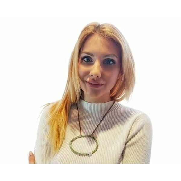 Μεγάλο γυναικείο κολιέ με μαργαριτάρι και χρώμα - 3044, Ανακαλύψτε την τέλεια ισορροπία μεταξύ σύγχρονου design και κλασικής κομψότητας με αυτό το μεγάλο γυναικείο κολιέ με μαργαριτάρι. Σχεδιασμένο από την Ελληνίδα Σχεδιάστρια Κοσμημάτων Αικατερίνη Χαλκιαδάκη, αυτό το χειροποίητο κόσμημα συνδυάζει την ομορφιά του οξειδωμένου χαλκού με την κομψότητα της φρέσκιας πέρλας.
Το γεωμετρικό σχήμα του κύκλου δημιουργεί ένα statement look που προσελκύει τα βλέμματα, ενώ οι αποχρώσεις του πράσινου χαλκού προσδίδουν έναν μοναδικό vintage χαρακτήρα. Η λευκή πέρλα στη βάση του κολιέ προσφέρει την τέλεια αντίθεση, δημιουργώντας ένα εντυπωσιακό αποτέλεσμα που συνδυάζεται εύκολα με κάθε outfit.
Ιδανικό για τις γυναίκες που αγαπούν τα μεγάλα εντυπωσιακά κολιέ και αναζητούν κοσμήματα με προσωπικότητα. Φοριέται εξίσου όμορφα με casual ή πιο επίσημα looks, προσφέροντας άπειρες δυνατότητες styling. Αποθηκεύετε σε στεγνό μέρος και καθαρίζετε απαλά με μαλακό πανί για να διατηρήσετε τη φυσική οξείδωση του χαλκού.