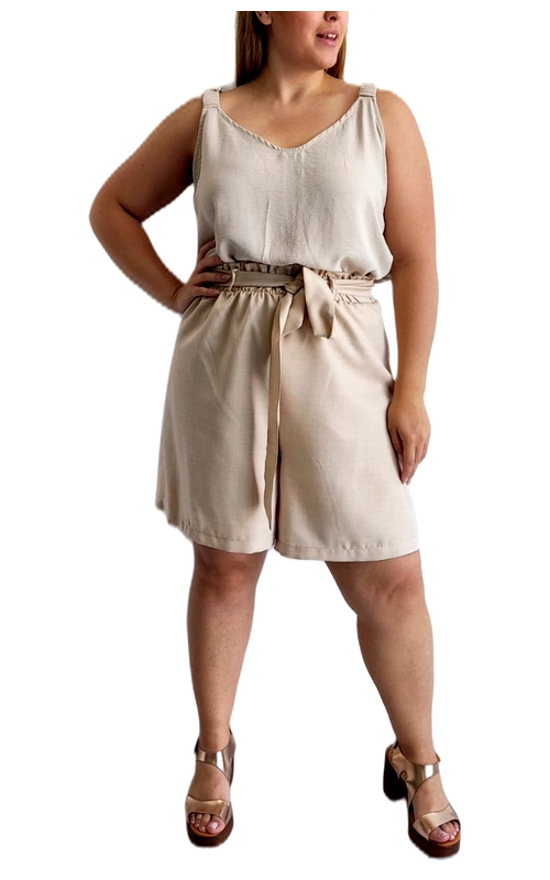 Αυτή η κομψή ολόσωμη φόρμα\u002Dσορτς σε απαλό μπεζ χρώμα είναι η ιδανική επιλογή για το καλοκαιρινό σας γκαρνταρόμπα. Το επάνω μέρος αποτελείται από ένα αέρινο τοπ με λεπτές τιράντες και V λαιμόκοψη που κολακεύει τη σιλουέτα, ενώ το χαλαρό ύφασμα προσφέρει άνεση σε κάθε κίνηση. Η βερμούδα έχει ψηλή μέση με κομψή ζώνη από το ίδιο ύφασμα που δένει σε φιόγκο, τονίζοντας τη μέση και προσθέτοντας μια θηλυκή πινελιά στο σύνολο. Κατασκευασμένη από υψηλής ποιότητας ύφασμα με ελαφριά υφή, αυτή η φόρμα\u002Dσορτς είναι ιδανική για καλοκαιρινές βόλτες, απογευματινούς καφέδες ή χαλαρές εξόδους στην παραλία. Συνδυάστε την με πέδιλα χρυσαφί όπως στην εικόνα για ένα ολοκληρωμένο καλοκαιρινό look, ή με σανδάλια και ένα ψάθινο καπέλο για τις διακοπές σας. Διαθέσιμη σε μεγέθη plus size, σχεδιασμένη για να αγκαλιάζει τις καμπύλες με κομψότητα και να χαρίζει αυτοπεποίθηση σε κάθε γυναίκα.