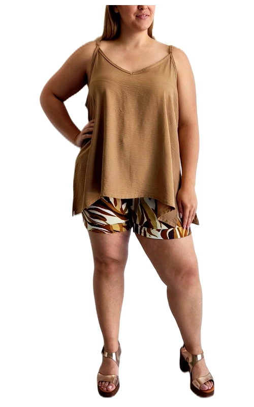 Αυτό το κομψό σετ καλοκαιρινής ένδυσης σε plus size αποτελεί την ιδανική επιλογή για τις ζεστές μέρες. Η βερμούδα με το εντυπωσιακό φυλλώδες μοτίβο σε αποχρώσεις καφέ, λευκού, μπεζ και χρυσαφί δημιουργεί μια ζωηρή αντίθεση με το απλό τοπ. Το μπλουζάκι σε απαλό καμηλό χρώμα διαθέτει λεπτές τιράντες και χαλαρή γραμμή που κολακεύει τη σιλουέτα, με ελαφρώς ασύμμετρο τελείωμα που προσθέτει κίνηση και στυλ. Το υφασμάτινο σορτς με το εξωτικό σχέδιο προσφέρει άνεση και ελευθερία κινήσεων, ενώ η μεσαίου μήκους γραμμή του είναι ιδανική για καθημερινές εμφανίσεις. Συνδυάστε το με τα μπεζ σανδάλια που απεικονίζονται ή με επίπεδα παπούτσια για περιπάτους στην παραλία. Το σύνολο αποτελεί τέλεια επιλογή για διακοπές, καλοκαιρινές βόλτες ή χαλαρά απογευματινά ραντεβού. Το άνετο, αεράτο ύφασμα εξασφαλίζει δροσιά ακόμα και στις πιο ζεστές μέρες του καλοκαιριού.