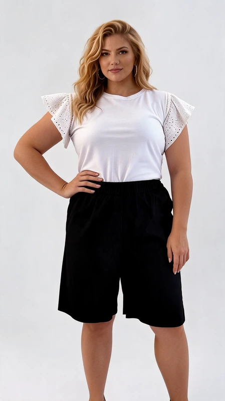 Βερμούδα γυναικεία μαύρη καλοκαιρινή plus size - VRM103 | Candiashop Boutique, Κομψή βερμούδα σε βαθύ μπλε σκούρο (μαύρο) χρώμα, ιδανική για καθημερινό στυλ με άνετη εφαρμογή που κολακεύει κάθε σωματότυπο. Η φαρδιά γραμμή της προσφέρει απόλυτη άνεση στις κινήσεις, ενώ το μήκος της που φτάνει λίγο πάνω από το γόνατο δημιουργεί μια κομψή σιλουέτα. Διαθέτει λάστιχο στη μέση για εύκολη προσαρμογή και πλαϊνές τσέπες για πρακτικότητα στην καθημερινότητα. Συνδυάζεται υπέροχα με λευκές μπλούζες, όπως αυτή με τα διακοσμητικά δαντελωτά μανίκια που φαίνεται στη φωτογραφία, για ένα φρέσκο καλοκαιρινό look. Ιδανική για βόλτες στην πόλη, καλοκαιρινές εξορμήσεις ή χαλαρές εμφανίσεις στο γραφείο. Το ανθεκτικό ύφασμα διατηρεί το σχήμα του ακόμα και μετά από πολλές χρήσεις και πλύσεις. Φορέστε την με πέδιλα με χαμηλό τακούνι για μια κομψή εμφάνιση ή με αθλητικά παπούτσια για ένα πιο σπορ στυλ. Ένα απαραίτητο κομμάτι για κάθε γυναικεία γκαρνταρόμπα σε μεγαλύτερα μεγέθη!