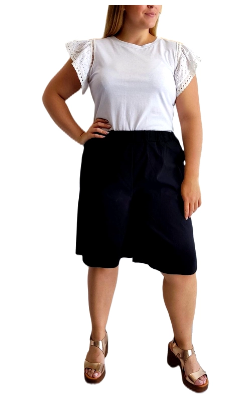 Βερμούδα γυναικεία μαύρη καλοκαιρινή plus size - VRM103 | Candiashop Boutique, Κομψή βερμούδα σε βαθύ μπλε σκούρο (μαύρο) χρώμα, ιδανική για καθημερινό στυλ με άνετη εφαρμογή που κολακεύει κάθε σωματότυπο. Η φαρδιά γραμμή της προσφέρει απόλυτη άνεση στις κινήσεις, ενώ το μήκος της που φτάνει λίγο πάνω από το γόνατο δημιουργεί μια κομψή σιλουέτα. Διαθέτει λάστιχο στη μέση για εύκολη προσαρμογή και πλαϊνές τσέπες για πρακτικότητα στην καθημερινότητα. Συνδυάζεται υπέροχα με λευκές μπλούζες, όπως αυτή με τα διακοσμητικά δαντελωτά μανίκια που φαίνεται στη φωτογραφία, για ένα φρέσκο καλοκαιρινό look. Ιδανική για βόλτες στην πόλη, καλοκαιρινές εξορμήσεις ή χαλαρές εμφανίσεις στο γραφείο. Το ανθεκτικό ύφασμα διατηρεί το σχήμα του ακόμα και μετά από πολλές χρήσεις και πλύσεις. Φορέστε την με πέδιλα με χαμηλό τακούνι για μια κομψή εμφάνιση ή με αθλητικά παπούτσια για ένα πιο σπορ στυλ. Ένα απαραίτητο κομμάτι για κάθε γυναικεία γκαρνταρόμπα σε μεγαλύτερα μεγέθη!