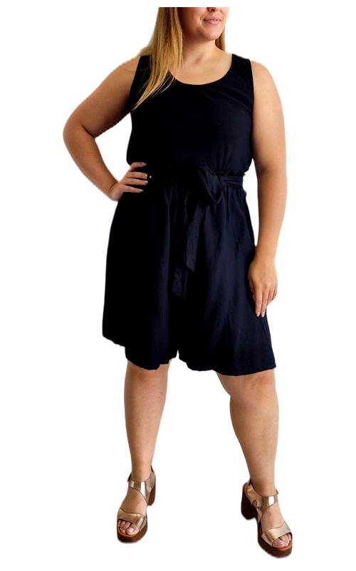 Αυτή η κομψή ολόσωμη φόρμα σε βαθύ μπλε σκούρο (μαύρο\u002Dμπλε) είναι η τέλεια επιλογή για το καλοκαιρινό σας γκαρνταρόμπα plus size. Με αμάνικο σχεδιασμό και στρογγυλή λαιμόκοψη, προσφέρει άνεση και δροσιά κατά τις ζεστές ημέρες. Η φαρδιά γραμμή της φόρμας χαρίζει ελευθερία κινήσεων, ενώ η ζώνη στη μέση τονίζει τη σιλουέτα και προσθέτει κομψότητα στο σύνολο. Το μήκος της φτάνει λίγο πάνω από το γόνατο, καθιστώντας την ιδανική για καθημερινές εξορμήσεις, βόλτες στην πόλη ή ακόμα και για χαλαρές βραδινές εξόδους. Συνδυάστε την με μεταλλικά σανδάλια όπως στην εικόνα για μια κομψή εμφάνιση, ή με αθλητικά παπούτσια για πιο casual look. Το απαλό ύφασμα εξασφαλίζει άνετη εφαρμογή σε όλες τις καμπύλες, ενώ το διαχρονικό χρώμα της την καθιστά βασικό κομμάτι που ταιριάζει εύκολα με πολλά αξεσουάρ. Πλένεται εύκολα και διατηρεί το σχήμα της, αποτελώντας μια έξυπνη επένδυση για το καλοκαιρινό σας στυλ.