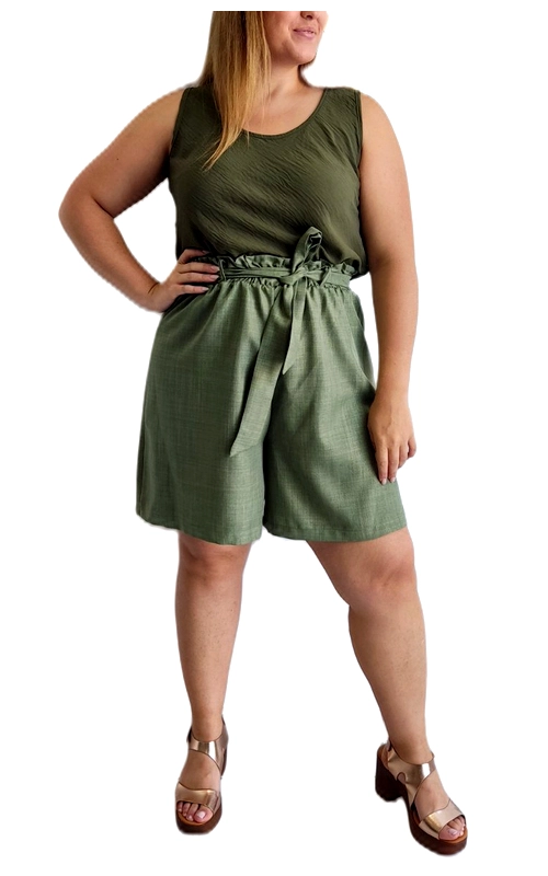Αυτή η κομψή ολόσωμη φόρμα\u002Dσορτς σε απόχρωση χακί πράσινο είναι η τέλεια επιλογή για το καλοκαιρινό σας γκαρνταρόμπα. Διαθέτει αμάνικο μπούστο με διακριτικές πτυχώσεις που κολακεύει τη σιλουέτα, ενώ το κάτω μέρος με τα φαρδιά σορτς προσφέρει άνεση και στυλ. Η ζώνη στη μέση με το κομψό δέσιμο τονίζει τη μέση και προσθέτει μια θηλυκή πινελιά στο σύνολο. Κατασκευασμένη από υψηλής ποιότητας υφάσματα που επιτρέπουν την αναπνοή του δέρματος, αυτή η φόρμα είναι ιδανική για καλοκαιρινές βόλτες, απογευματινούς καφέδες ή ακόμα και για χαλαρές επαγγελματικές συναντήσεις. Συνδυάστε την με πλατφόρμες, όπως φαίνεται στην εικόνα, για ένα κομψό look, ή με σανδάλια για πιο casual εμφανίσεις. Η φόρμα διατίθεται σε μεγέθη plus size και είναι σχεδιασμένη να αγκαλιάζει τις καμπύλες με κολακευτικό τρόπο. Η διαχρονική απόχρωση του χακί πράσινου ταιριάζει εύκολα με διάφορα αξεσουάρ και μπορεί να φορεθεί από την άνοιξη μέχρι το φθινόπωρο.