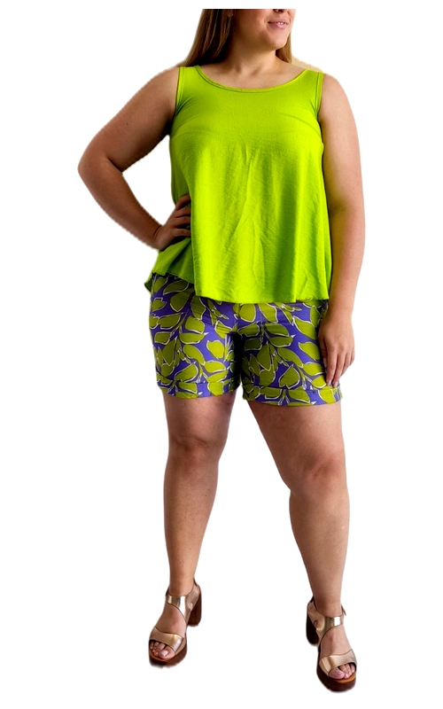 Αυτό το καλοκαιρινό σύνολο plus size συνδυάζει άνεση και ζωηρά χρώματα για τις ζεστές μέρες. Το μπλουζάκι σε έντονο λαχανί χρώμα είναι φτιαγμένο από ελαφρύ, αεράτο ύφασμα με φαρδιά γραμμή που κολακεύει κάθε σωματότυπο. Η απλή στρογγυλή λαιμόκοψη και το αμάνικο σχέδιο προσφέρουν δροσιά στις υψηλές θερμοκρασίες. Η βερμούδα διαθέτει εντυπωσιακό φλοράλ μοτίβο σε συνδυασμό μπλε μωβ και λαχανί, δημιουργώντας μια ζωντανή αντίθεση που τραβάει τα βλέμματα. Η άνετη εφαρμογή της βερμούδας χαρίζει ελευθερία κινήσεων, ενώ το μήκος της είναι ιδανικό για καθημερινές βόλτες και διακοπές. Φορέστε αυτό το σύνολο με επίπεδα σανδάλια για μια απλή καθημερινή εμφάνιση ή με πλατφόρμες για βραδινές εξόδους. Ιδανικό για παραλία, βόλτες στην πόλη ή χαλαρά καλοκαιρινά γεύματα. Διαθέτει άνετο ελαστικό στη μέση για τέλεια εφαρμογή και είναι κατασκευασμένο από υλικό που στεγνώνει γρήγορα, καθιστώντας το απαραίτητο για τις καλοκαιρινές σας αποδράσεις.