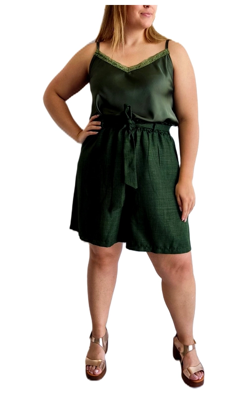 Κομψό σετ τοπ και βερμούδα σε πλούσιο βαθύ πράσινο χρώμα, ιδανικό για καλοκαιρινές εμφανίσεις με στυλ και άνεση. Το τοπ με λεπτές ρυθμιζόμενες τιράντες διαθέτει κομψό ντεκολτέ σε σχήμα V με διακριτή χρυσοπράσινη διακοσμητική λεπτομέρεια που προσθέτει μια νότα λάμψης. Η σατέν υφή του τοπ αγκαλιάζει απαλά το σώμα, προσφέροντας κολακευτική εφαρμογή. Η βερμούδα σε αντίστοιχο πράσινο τόνο έχει άνετη γραμμή και διαθέτει κομψή ζώνη στη μέση που δένει, τονίζοντας τη σιλουέτα και προσφέροντας προσαρμοζόμενη εφαρμογή. Η υφή της βερμούδας με το διακριτικό μοτίβο προσφέρει ανθεκτικότητα και άνεση καθ\u0027 όλη τη διάρκεια της ημέρας. Ιδανικό για καλοκαιρινές βόλτες, απογευματινούς καφέδες ή χαλαρά βραδινά δείπνα. Συνδυάστε το με χρυσά αξεσουάρ και επίπεδα σανδάλια για μια ολοκληρωμένη καλοκαιρινή εμφάνιση που συνδυάζει κομψότητα και άνεση.