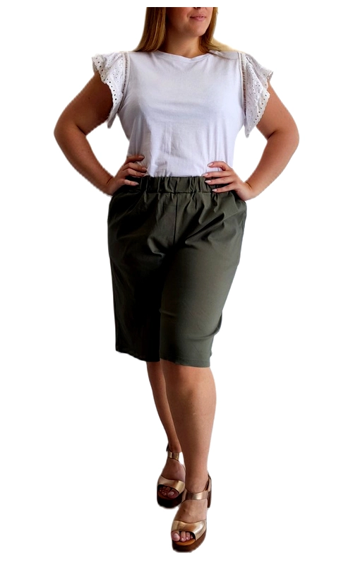 Αυτή η κομψή βερμούδα σε χακί χρώμα αποτελεί την ιδανική προσθήκη στη καλοκαιρινή σας γκαρνταρόμπα. Με ελαστική μέση που προσφέρει άνεση και ευκολία στην εφαρμογή, η βερμούδα έχει σχεδιαστεί ειδικά για γυναίκες με καμπύλες, χαρίζοντας κολακευτική εφαρμογή σε κάθε σωματότυπο. Το μήκος της φτάνει λίγο πάνω από το γόνατο, προσφέροντας κομψότητα και άνεση στις καθημερινές σας εμφανίσεις. Η απαλή υφή του υφάσματος εξασφαλίζει άνετη εφαρμογή καθ\u0027 όλη τη διάρκεια της ημέρας, ενώ το χακί χρώμα συνδυάζεται εύκολα με πολλές επιλογές. Φορέστε την με μια λευκή μπλούζα με δαντελωτές λεπτομέρειες στα μανίκια, όπως φαίνεται στην εικόνα, για ένα καθημερινό αλλά κομψό σύνολο, ή συνδυάστε την με ένα μονόχρωμο τοπ και σανδάλια για τις καλοκαιρινές σας βόλτες. Η βερμούδα διαθέτει πρακτικές τσέπες και είναι ιδανική για περιστάσεις από καθημερινές δραστηριότητες μέχρι χαλαρούς περιπάτους στην παραλία.