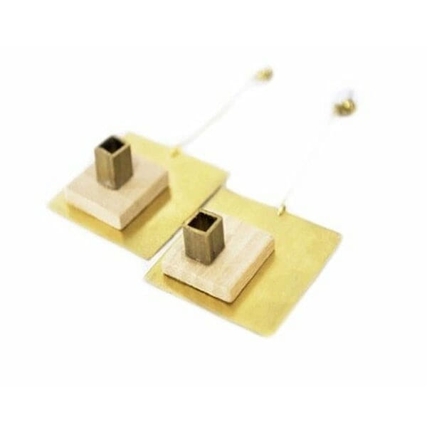 Ανακαλύψτε τη μοναδική γοητεία των εντυπωσιακών καρφωτών σκουλαρικιών με ξύλο που συνδυάζουν τη φυσική ομορφιά με τη σύγχρονη αισθητική. Αυτά τα χειροποίητα σκουλαρίκια, σχεδιασμένα από την Ελληνίδα Σχεδιάστρια Κοσμημάτων Αικατερίνη Χαλκιαδάκη, αποτελούν την τέλεια επιλογή για τη γυναίκα που αναζητά κομψότητα με προσωπικότητα.\u000AΚάθε σκουλαρίκι δημιουργείται με προσοχή στη λεπτομέρεια, συνδυάζοντας τη θερμότητα του φυσικού ξύλου με την κομψότητα του ορείχαλκου. Ο γεωμετρικός σχεδιασμός και οι χρυσαφένιες αποχρώσεις προσφέρουν μια σύγχρονη αισθητική που συμπληρώνει τόσο casual όσο και επίσημα outfits. Η καρφωτή κατασκευή εξασφαλίζει άνεση καθ\u0027 όλη τη διάρκεια της ημέρας.\u000AΑυτά τα statement σκουλαρίκια είναι ιδανικά για ειδικές στιγμές όπως γάμους, βραδινές εξόδους ή όταν θέλετε να προσθέσετε μια νότα εκλεπτυσμένης κομψότητας στην εμφάνισή σας. Φυλάσσετε σε στεγνό μέρος και καθαρίζετε απαλά με μαλακό πανί για να διατηρήσετε τη λάμψη τους.