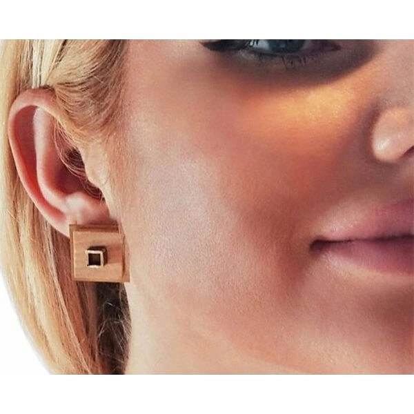 Χειροποίητα γυναικεία καρφωτά σκουλαρίκια ξύλο - 3033, Ανακαλύψτε τη μοναδική ομορφιά των χειροποίητων καρφωτών σκουλαρικιών με ξύλο, που συνδυάζουν τη φυσική θερμότητα του ξύλου με τη χρυσαφί λάμψη του ορείχαλκου. Αυτά τα εντυπωσιακά τετράγωνα σκουλαρίκια είναι σχεδιασμένα από την Ελληνίδα Σχεδιάστρια Κοσμημάτων Αικατερίνη Χαλκιαδάκη και αποτελούν την τέλεια επιλογή για τη σύγχρονη γυναίκα που αναζητά μοντέρνα κοσμήματα με χαρακτήρα.
Η γεωμετρική τους φόρμα και ο μινιμαλιστικός σχεδιασμός τα καθιστούν ιδανικά για καθημερινή χρήση, ενώ παράλληλα προσδίδουν μια εκλεπτυσμένη πινελιά σε κάθε εμφάνιση. Το συνδυασμός των φυσικών υλικών δημιουργεί μια αίσθηση οργανικής κομψότητας που ταιριάζει τόσο σε casual όσο και σε πιο επίσημα looks. Αυτά τα πρωτότυπα γυναικεία σκουλαρίκια αποτελούν μια εξαιρετική επένδυση για τη συλλογή κοσμημάτων σας. Συνδυάστε τα με άλλα κομμάτια από την ίδια σειρά για ένα ολοκληρωμένο boho chic στυλ. Για τη διατήρηση τους, αποφεύγετε την επαφή με νερό και αποθηκεύετε τα σε στεγνό μέρος.