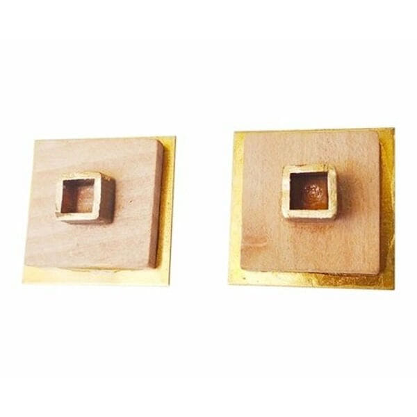 Χειροποίητα γυναικεία καρφωτά σκουλαρίκια ξύλο - 3033, Ανακαλύψτε τη μοναδική ομορφιά των χειροποίητων καρφωτών σκουλαρικιών με ξύλο, που συνδυάζουν τη φυσική θερμότητα του ξύλου με τη χρυσαφί λάμψη του ορείχαλκου. Αυτά τα εντυπωσιακά τετράγωνα σκουλαρίκια είναι σχεδιασμένα από την Ελληνίδα Σχεδιάστρια Κοσμημάτων Αικατερίνη Χαλκιαδάκη και αποτελούν την τέλεια επιλογή για τη σύγχρονη γυναίκα που αναζητά μοντέρνα κοσμήματα με χαρακτήρα.
Η γεωμετρική τους φόρμα και ο μινιμαλιστικός σχεδιασμός τα καθιστούν ιδανικά για καθημερινή χρήση, ενώ παράλληλα προσδίδουν μια εκλεπτυσμένη πινελιά σε κάθε εμφάνιση. Το συνδυασμός των φυσικών υλικών δημιουργεί μια αίσθηση οργανικής κομψότητας που ταιριάζει τόσο σε casual όσο και σε πιο επίσημα looks. Αυτά τα πρωτότυπα γυναικεία σκουλαρίκια αποτελούν μια εξαιρετική επένδυση για τη συλλογή κοσμημάτων σας. Συνδυάστε τα με άλλα κομμάτια από την ίδια σειρά για ένα ολοκληρωμένο boho chic στυλ. Για τη διατήρηση τους, αποφεύγετε την επαφή με νερό και αποθηκεύετε τα σε στεγνό μέρος.