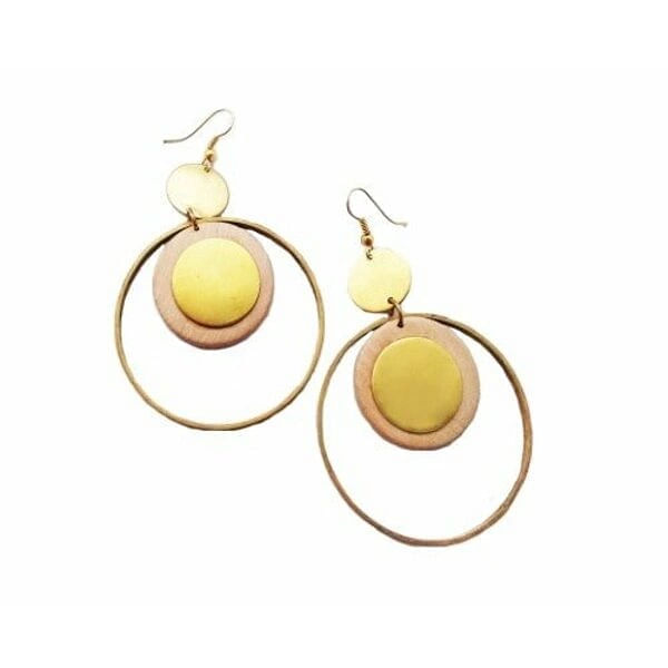 Μεγάλα σκουλαρίκια κρίκοι κρεμαστά με ξύλο - 2987, Ανακαλύψτε τη μαγεία των μεγάλων κρεμαστών σκουλαρικιών κρίκων με ξύλο που συνδυάζουν την φυσική ομορφιά με το σύγχρονο design. Αυτό το εντυπωσιακό χειροποίητο κόσμημα, σχεδιασμένο από την Ελληνίδα Σχεδιάστρια Κοσμημάτων Αικατερίνη Χαλκιαδάκη, αποτελεί την τέλεια επιλογή για γυναίκες που αγαπούν τα statement accessories.
Τα σκουλαρίκια χαρακτηρίζονται από την μοναδική τους γεωμετρική σύνθεση που περιλαμβάνει χρυσούς κρίκους από ορείχαλκο και φυσικά ξύλινα στοιχεία σε απαλούς τόνους ροζ και κίτρινου. Η ιδιαίτερη διάταξη των στοιχείων δημιουργεί ένα εκλεπτυσμένο boho look που συνδυάζει άψογα με κάθε ντύσιμο.
Κάθε ζευγάρι κατασκευάζεται με προσοχή χρησιμοποιώντας αποκλειστικά φυσικά υλικά υψηλής ποιότητας. Το ξύλο επεξεργάζεται ειδικά για να αποκτήσει την μοναδική του υφή και χρωματισμό, ενώ τα μεταλλικά μέρη από ορείχαλκο προσφέρουν ανθεκτικότητα και λάμψη.