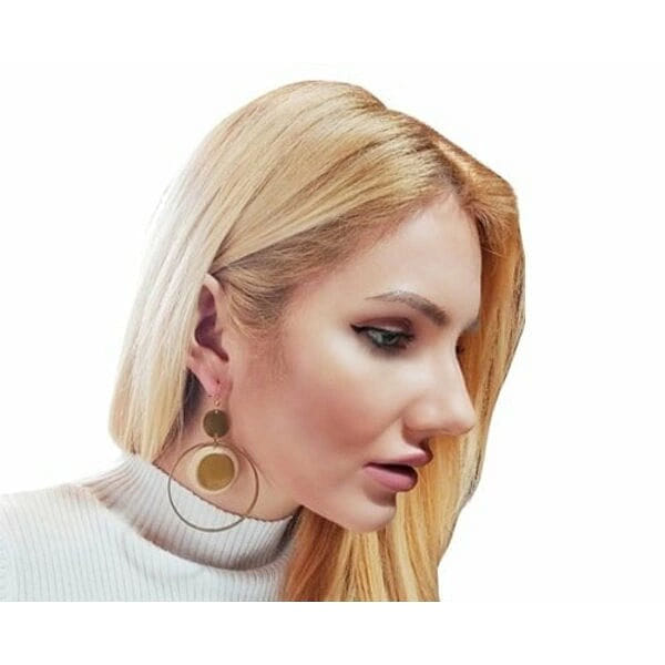 Μεγάλα σκουλαρίκια κρίκοι κρεμαστά με ξύλο - 2987, Ανακαλύψτε τη μαγεία των μεγάλων κρεμαστών σκουλαρικιών κρίκων με ξύλο που συνδυάζουν την φυσική ομορφιά με το σύγχρονο design. Αυτό το εντυπωσιακό χειροποίητο κόσμημα, σχεδιασμένο από την Ελληνίδα Σχεδιάστρια Κοσμημάτων Αικατερίνη Χαλκιαδάκη, αποτελεί την τέλεια επιλογή για γυναίκες που αγαπούν τα statement accessories.
Τα σκουλαρίκια χαρακτηρίζονται από την μοναδική τους γεωμετρική σύνθεση που περιλαμβάνει χρυσούς κρίκους από ορείχαλκο και φυσικά ξύλινα στοιχεία σε απαλούς τόνους ροζ και κίτρινου. Η ιδιαίτερη διάταξη των στοιχείων δημιουργεί ένα εκλεπτυσμένο boho look που συνδυάζει άψογα με κάθε ντύσιμο.
Κάθε ζευγάρι κατασκευάζεται με προσοχή χρησιμοποιώντας αποκλειστικά φυσικά υλικά υψηλής ποιότητας. Το ξύλο επεξεργάζεται ειδικά για να αποκτήσει την μοναδική του υφή και χρωματισμό, ενώ τα μεταλλικά μέρη από ορείχαλκο προσφέρουν ανθεκτικότητα και λάμψη.