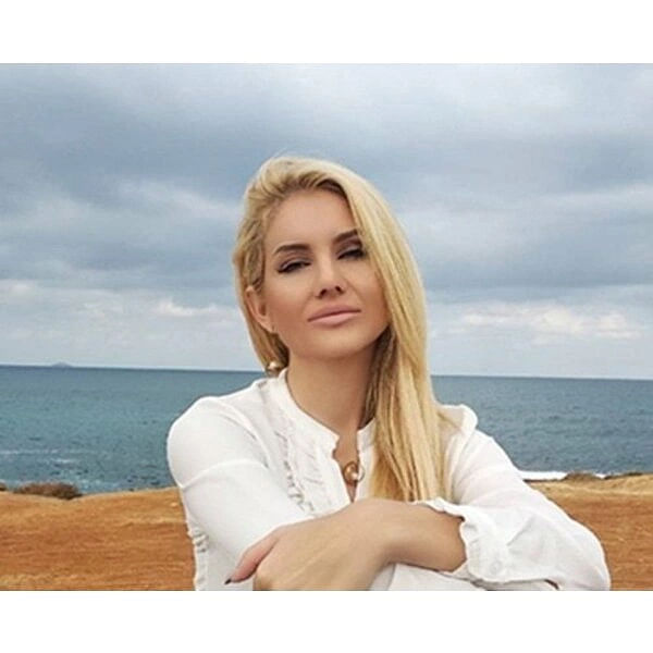 Χειροποίητα γυναικεία σκουλαρίκια κρεμαστά με πέρλες - 2982, Ανακαλύψτε τη μαγεία των χειροποίητων γυναικείων σκουλαρικιών με πέρλες που συνδυάζουν την κομψότητα με τη μοντέρνα αισθητική. Αυτά τα εντυπωσιακά κρεμαστά σκουλαρίκια, σχεδιασμένα από την Ελληνίδα Σχεδιάστρια Κοσμημάτων Αικατερίνη Χαλκιαδάκη, προσφέρουν έναν μοναδικό συνδυασμό γεωμετρικών σχημάτων και φυσικής ομορφιάς.
Η καινοτόμα σχεδίαση περιλαμβάνει περιστρεφόμενα δακτυλίδια από ορείχαλκο σε χρυσαφί απόχρωση που πλαισιώνουν λευκές πέρλες, δημιουργώντας μια δυναμική και σύγχρονη αισθητική. Η μακριά αλυσίδα προσθέτει κίνηση και κομψότητα, καθιστώντας τα ιδανικά για ειδικές περιστάσεις και καθημερινή φθορά.
Κατασκευασμένα με επιμέλεια από premium ορείχαλκο, αυτά τα statement σκουλαρίκια αντέχουν στον χρόνο διατηρώντας τη λάμψη τους. Ο συνδυασμός των φυσικών περιών με τα μεταλλικά στοιχεία δημιουργεί μια τέλεια ισορροπία μεταξύ κλασικού και μοντέρνου στυλ.